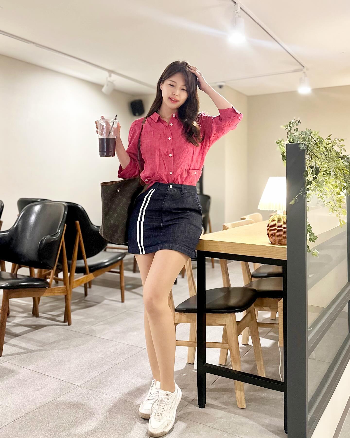 여름엔 린넨셔츠죠٩(๑❛ᴗ❛๑)
비비드한 핑크 컬러로 시원하고 넘 예쁜 데일리스트 셔츠🩷

데일리스트는 매일 일어나는 일상 속에서 실용적이고 고급스러운 스타일을 지향하는 여성을 위해 탄생한 브랜드예요- 우아하고 클래식한 요소가 너무 멋스럽지 않나요🫧

#광고 #데일리스트 #웰메이드 #셔츠 #셔츠코디 #린넨셔츠 #여름코디#WELLMADE #DAILIST