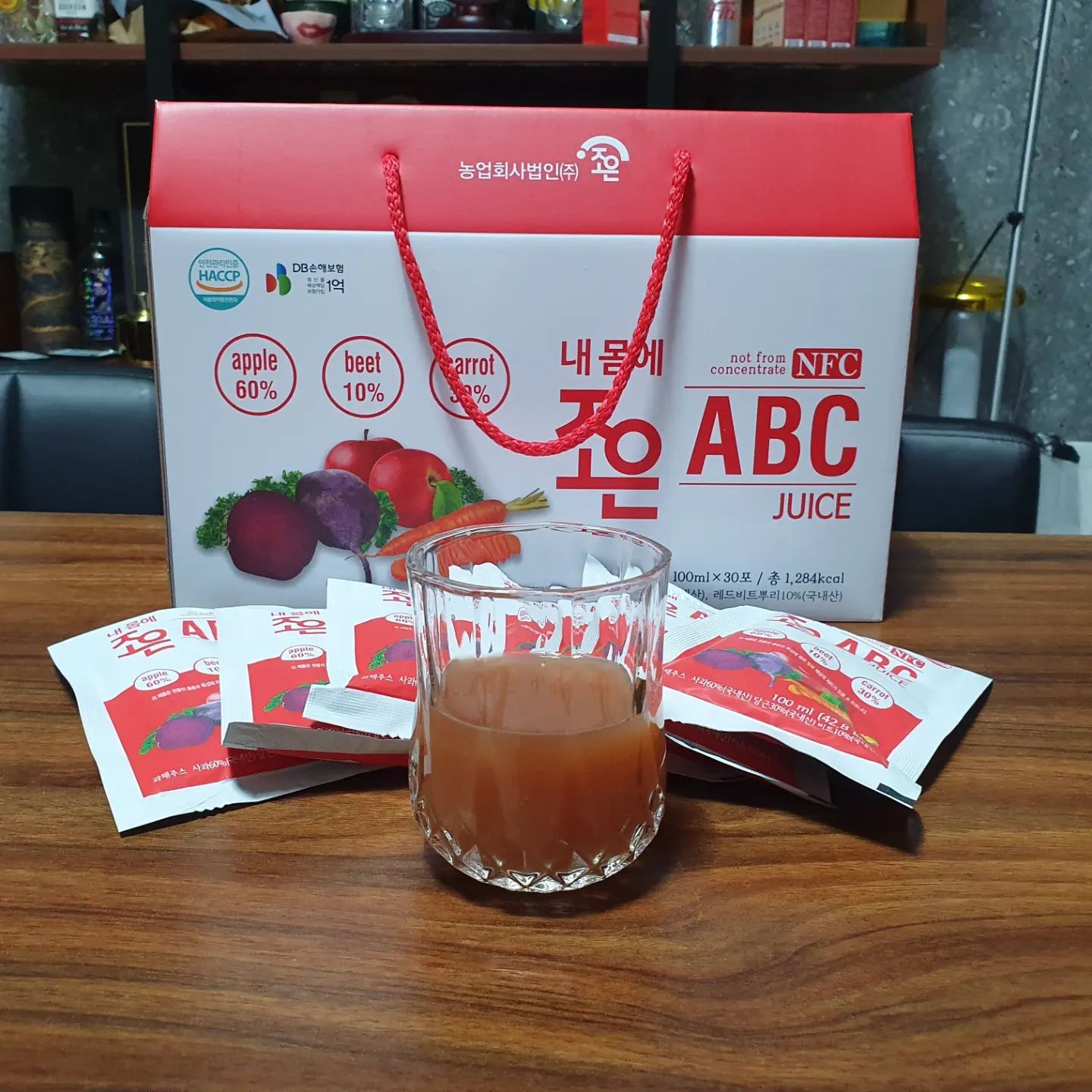#협찬 NFC 착즙 ABC주스 
100ml 30포 ₩21,900원

Apple 사과 60%
Beet 비트 30%
Carrot 당근 10%

ABC주스는 사과, 비트, 당근 세가지의 영양소가 풍부한 재료로 만든 주스이다. 요 세가지의 꿀조합이 활성산소를 억제하는 항산화성분이 많이 들어있어 면역력을 키워주는 역할을 한다. 그래서 언제부턴가 나타난 ABC주스의 열풍이 계속되고 있는것 같다 

농업회사법인(주)조은에서 나온 내몸에 조은 ABC주스를 주문해봤는데 
NFC착즙공법으로 정직하게 안전하게 만들었다고 한다
(NFC착즙공법이란? Not From Concentrate로 비농축과즙이란 뜻이이라고함) 

집에서 즙 갈아먹으려면 보통일이 아닌데 이렇게 편하게 나와 좋으당~ 
한잔 따르는데 사과랑 당근향이 확 상큼하게 느껴졌다
색상이 살짝 토마토 주스같았는데 첨가물1도 없이 세가지로만 만들었다고 한다 
그래서 그런지 많이 달지도 않고 사과, 당근, 비트의 맛이 다 느껴졌다 

면역력에 도움을 주고 식이섬유가 많아 다이어트, 변비에도 도움이 되는 ABC쥬스 꾸준히 먹으면서 건강관리 해야겠당😆

https://smartstore.naver.com/joeuon/products/4760172773

#ABC주스 #사과주스 #당근주스 #비트주스 #착즙주스 #건강주스 #과일주스 #야채주스 #클렌즈주스 #클렌즈 #조은주스 #과채주스 #사과즙 #당근즙 #건강즙 #ABC즙 #해독주스 #아침주스 #클린주스 #ABC주스효능 #ABC쥬스 #사과쥬스 #당근쥬스 #비트쥬스 #착즙쥬스 #건강쥬스 #과일쥬스 #야채쥬스 #클렌즈쥬스 #클렌즈