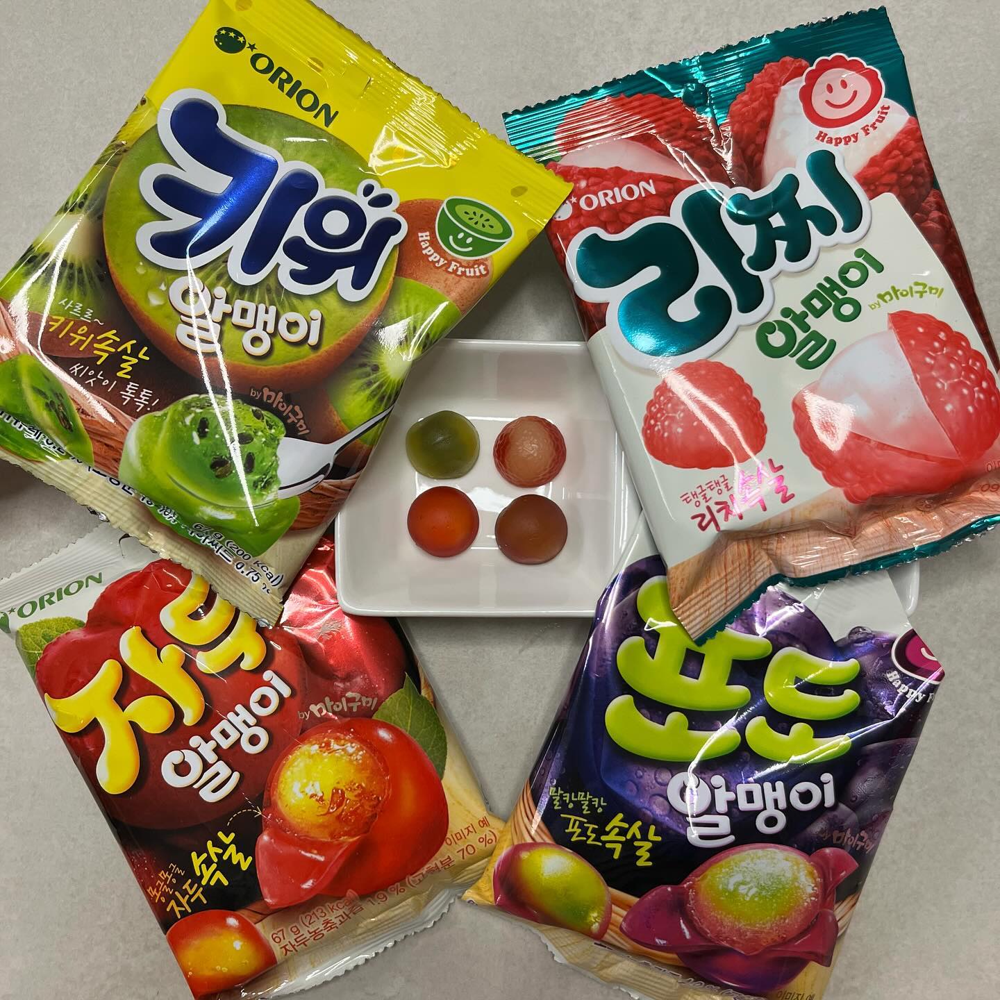#협찬 젤리맛집 오리온 일 냈다!
신메뉴 키위알맹이 후기🥝

봉지를 뜯으면 달달한 향이 확 퍼진다! 💚 
젤리안에 퓨레가 들어있어서 씹을수록 달달하고
치아씨드를 넣어서 키위 씨를 재현한게 
너무 귀엽고 신박함🤭

자두,리찌, 포도에 이어서 키위도 대박예감🧚🏻‍♀️

#노또먹오리온 #오리온 #과자스타그램 #간식스타그램 #젤리스타그램 #신상젤리 #간식추천 #알맹이젤리 #알맹이 #키위알맹이 #포도알맬이 #자두알맹이 #리찌알맹이 #사르르톡톡 #키위속살