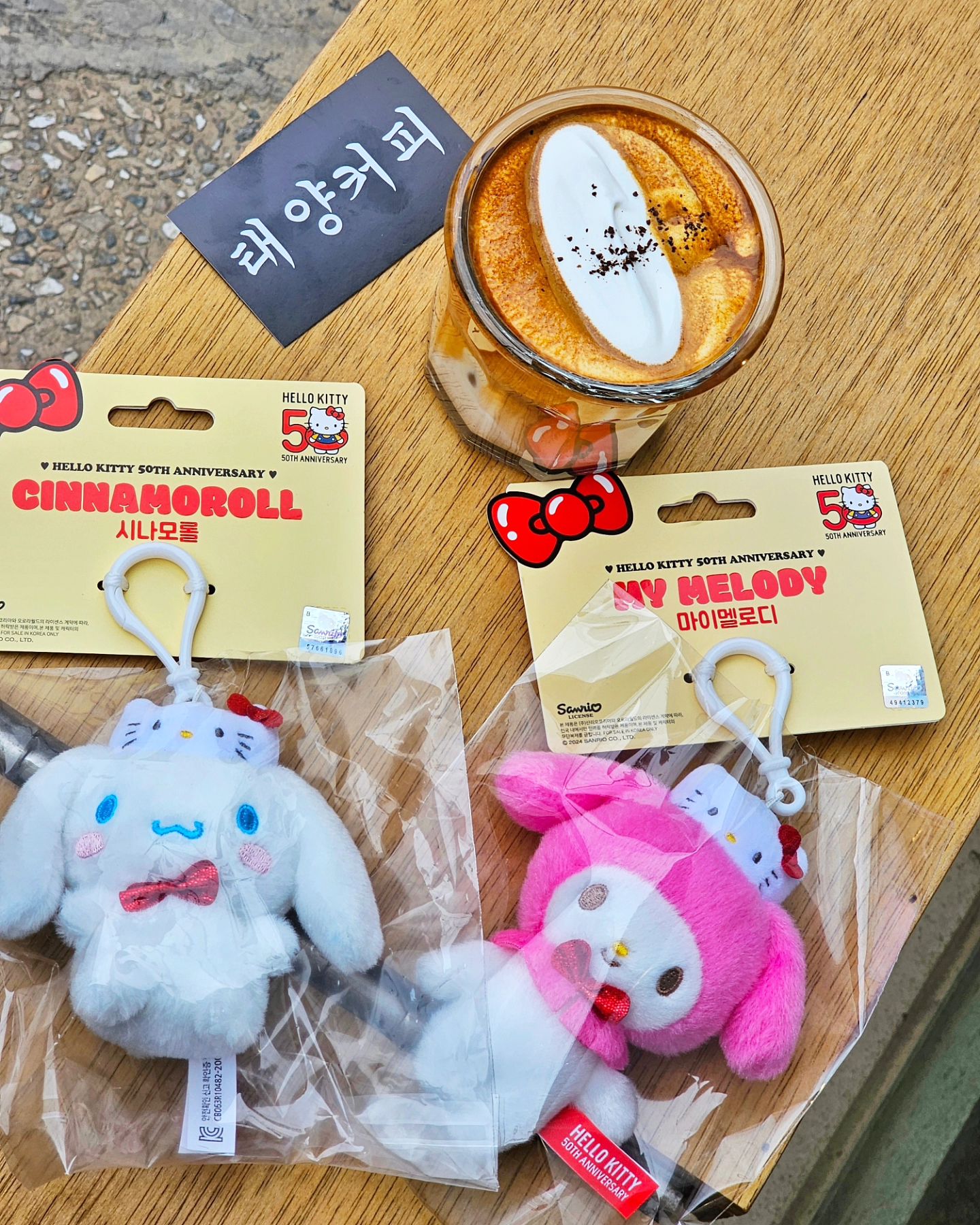 태양커피☕️
사당에 치과 간 김에 생각나서 들렸다아
여기가 서울 3대 아인슈페너라는데?

오늘 태양커피 먹었으니 다 먹어봤네...? 먹다가
3대는 도대체 누가 정하는 거냐며 급 궁금해짐🤔
자리도 없어서 문 앞에 의자 있길래 마시고 왔당!

오늘 헬로키티 50주년 키링 다니 생각나서 사왔는데
다니가 고르고 남은 건 아마도 내꺼(둘다 귀여워)🤍

#다니맘일상 #태양커피 #헬로키티50주년
#오늘도동에번쩍서에번쩍이었다고한다