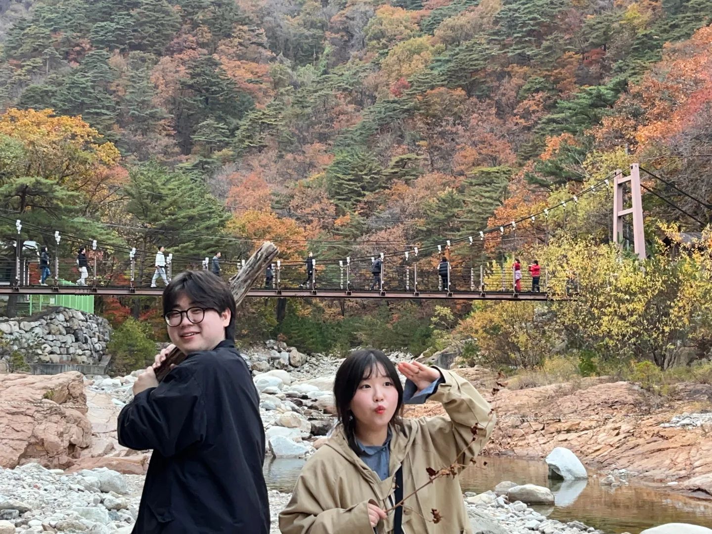 🍂 오색약수터 🍂
가을이 몸소 느껴지는 요즘
다들 단풍구경 떠나시고 계신가요~?!

저희는 알록달록 오색약수터에서
예쁜 단풍사진 많이 남기고 왔어요 ㅎㅎㅎ 
곧 오색 케이블카도 생긴다는데 
너무 기대되네용 >< 

오색약수터 물을 먹어봤는데
......철분맛이 나서...
 i am 많이 당황했네요
next time에는 눈 덮인 설악산 
구경 let' go 해야겠어요!

#오색 #오색약수터 #설악산