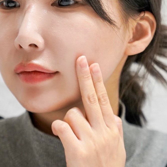 #유료광고 지만 #기초세트추천 #데일리콜라겐케어
오랜만에 발견한 #인생템
#화알못 인 저는 그저 집에 있는 #화장품 아무거나
주워쓰는 타입이었는데, #엘로엘기초세트 를 만나고
좋은 화장품이란게 뭔지 알게 되었어요😘

[데일리 콜라겐 세트 3종]
✔️엘로엘 프레스티지 콜라겐 리프팅 캡슐 토너
끈적거림 없이 상쾌하고 부드럽고 촉촉하게 흡스되는 토너
✔️엘로엘 프레스티지 콜라겐 리프팅 에멀전
풍부한 콜라겐으로 텡글하고 보습팡팡 피부결을 만드는
흡수도 빨라 속 깊은 곳까지 촉촉 매끈
✔️엘로엘 프레스티지 콜라겐 리프팅 캡슐 크림
쫀쫀한 제형이지만 전혀 끈적하지 않고 보습젤로 마무리하기 good

세계 21개국 수출, 2300억 매출 돌파 브랜드라는!😧
현재 일주일 정도 써봤는데 피부톤도 정돈되고
결도 부들부들. 앞으로 정착할 곳이 생겼네요^^

#엘로엘 #콜라겐화장품 #콜라겐토너 #기초세트추천