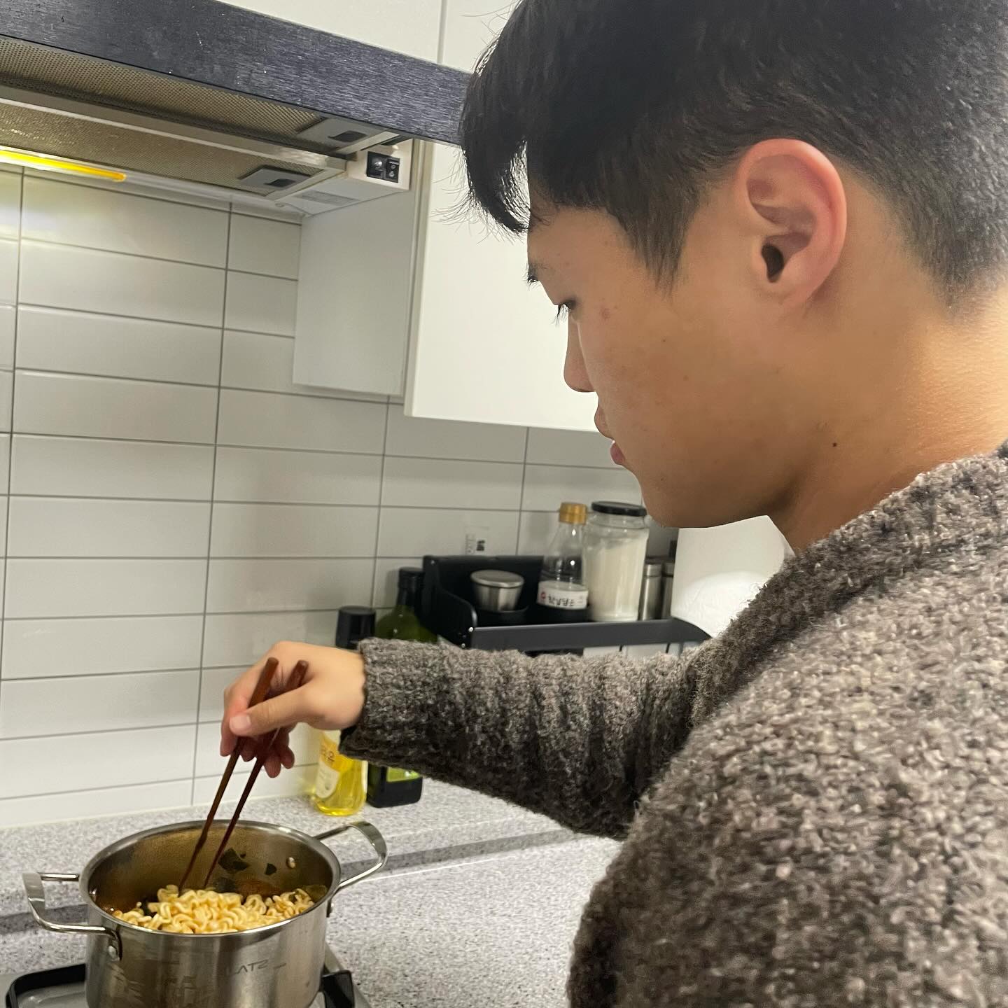 아침에 화난 상태로 출근했지만 내가 불그리 먹고 싶다고 한거 기억해서 오빠가 퇴근할때 불닭과 너구리를 사와서 해줘따…🥰사진엔 없지만 계란후라이 3개했는데 2개를 줬다 뭐지 결혼하자는건가…?😊
