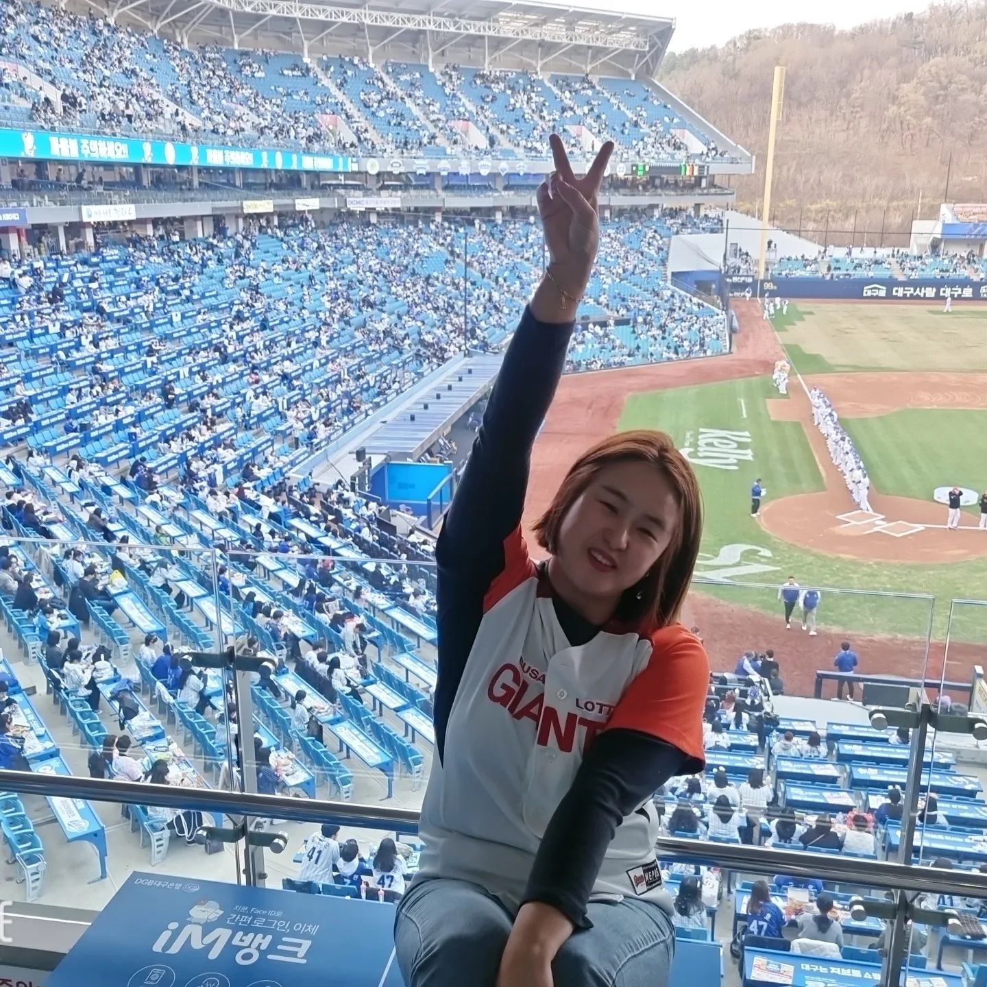 #삼성라이온즈파크 #롯데없지만롯데 #삼성ssg경기지만 #롯데유니폼 
삼성 vs ssg 아무나 이겨라 🧡
홈 경기 개막식 😁😁
난 그저 즐겁다. 
.
.
스윗박스는 난생 처음인데, 너무 편하고 좋았다. 
지정된 주차구역, 지정석, 깔끔한 관람 굿굿 👍 
우리만의 포토존까지 📷 
감사합니다. 회사덕분에 호사를 누려봅니다 ☺️☺️☺️
.
.
twosemom kkdy0512 juan.roman.leequelme ii._.seull