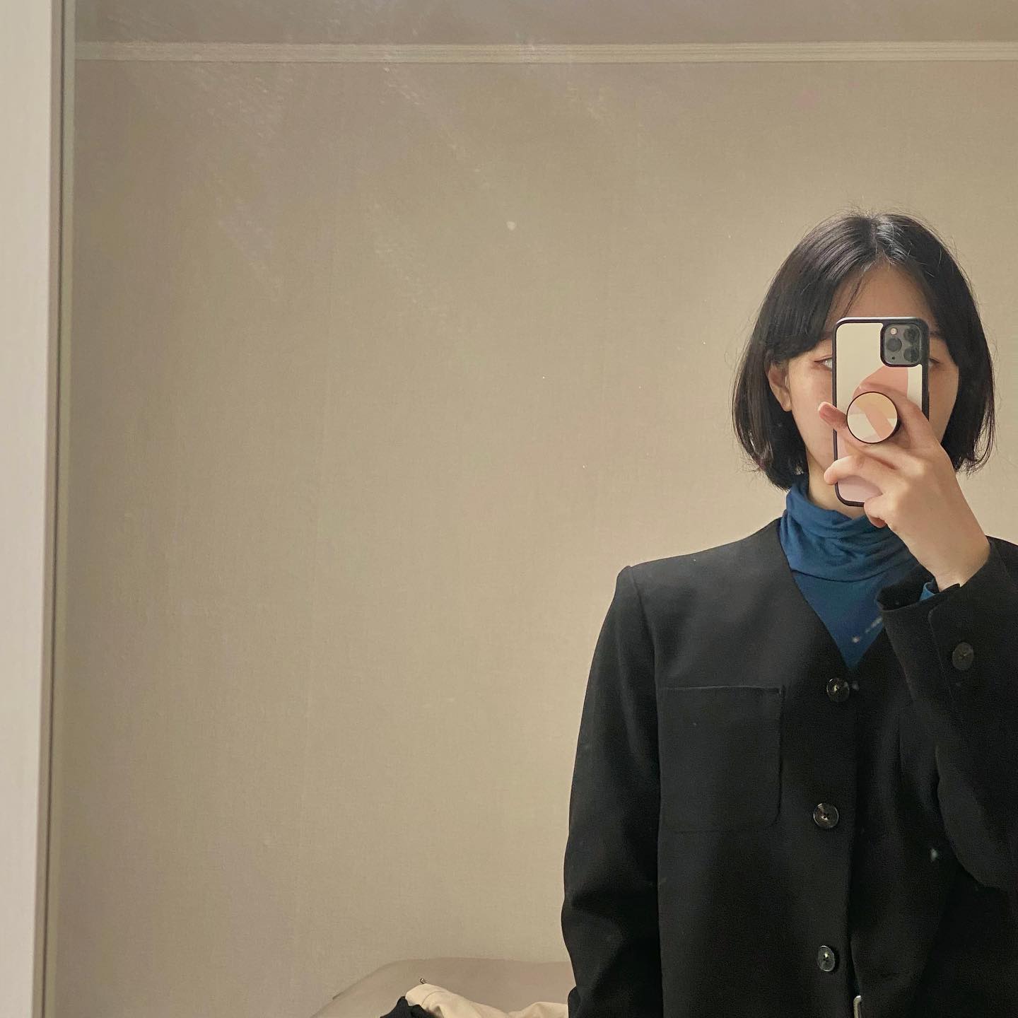 룩북 준비는 언제나 설레고 재밌다
⠀
컨셉 구상, 레퍼런스 찾기, 무드에 맞는 스튜디오/모델/사진작가 찾기(스드메 말구 스모사라고 해야겠당), 착장 고민, 촬영 구도 및 찍을 컷들 세부 설정 등등등등 할게 넘넘 많지만
⠀
가장 어려운 점은 퀄리티와 가성비 사이에서의 괴리감, 그리고 과연 노력이 비용을 커버할 수 있을까에 대한 의문.🤔
⠀
사진엔 역시 돈 쏟아야지! 하다가도 이거 빼고 저거 아끼고의 반복. 역시 돈은 아직까지 가장 큰 벽이다.
⠀
이번에도 역시 대기업들 따라 하려다 포기하고 안전하게 가내수공업중. 소중한 인맥들 덕분에 잘 준비중이긴 한데 결과물이 걱정되긴 한다(=내가 모델임)
⠀
하루빨리 성장해야지 하고 매일 다짐하는 중! 홧팅!

#성장일기