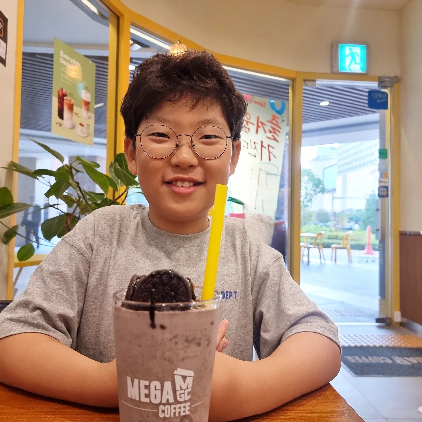 .
첫 수학학원 등록 후 중등수학 한달을 진행하며 많은 생각을 했어요
결론은 제가 빙글이를 너무 어리게만 생각했던 것 같아요
.
심화서 에이급 블랙라벨 포함 총 3권의 교재가 3개월 완료목표라
어렵고 양많은 숙제로 평일, 주말 할것없이 바빴고
덕분에 엄마표의 완전한 졸업(?!)무산, 연장이 되어버린 현실
이제 겨우 4학년인데 너무 성급히 학원을 보냈나 후회되어
엄마가 결단하고 멈춰줘야한다 생각해서 
학원 부원장님과 1시간 넘는 상담끝에 그만하겠다 했어요
.
.
그런데....
오늘부터 학원 안가도 돼~ 라고하면 좋아할줄 알았는데
당황해하며 나 학원에서 공부를 좀 더 해보고 싶은데
한달 더 다녀보며 결정하면 안되요? 라는 빙글이
엄마 너무너무너무 당황😂😂
.
힘들지 않냐 물어볼때마자 괜찮다는 너의 말을 믿기 힘들었다
엄마는 너가 많이 힘든데 말 못하고 참고 있을까봐 걱정되었다 말하니
씨익 웃어주며 조금 힘들긴한데 재미도 있어요
숙제양만 좀 줄여주면 할 수 있을거 같은데 한달만 더 해볼께요
라고 이야기하는 빙글이를 보며 미안하고 기특하고 마음이 심란
.
빙글이는 사실 잘 따라가고 있긴 했어요
학습태도도 좋고, 데일리 평가점수도 매번 기대이상 잘 나왔어요
늦게까지 숙제를 잡고있지만 심화서도 무난히 풀어냈어요
(긴 호흡으로 반복하며 다졌던 5학년 과정이 빛을 발하네요)
.
고민끝에 결국 아이의 의견을 존중해주고 
학원에서 한한기 과정은 일단 마무리 지으며 고민하기로 했어요
.
.
.
여전히 제 마음은 지금 진행중인 학기만 마무리되면 그만둘까해요
이 페이스로 길게 하긴 쉽지 않을거 같고
혼공습관이 나름 잡힌 상태라 학원이 되려 방해가 되는 느낌도 있어요
.
학원에서 제가 다뤄주기 힘든 경시 케어를 기대했던 것도 있는데
학원 선행 커리큘럼을 하면서 현행심화 다질 시간이 없을거 같고
이 커리큘럼에 경시나 뭔가 더 더해지면 애 진짜 잡을 것 같아요🙄
.
빙글이와 꾸준히 쌓은 시간이 뭔가 아웃풋으로 보이기 시작하자
제가 오히려 더 조급해졌던 것은 아닌가 깊게 반성하고 있어요
남은 두달 아이가 잘 배우고 경험할 수 있게 서포트하고
모든 것을 스톱하고 빙글이와 긴 휴식시간을 좀 갖고싶어요
.
.
.
우리 빙글이, 너의 의지로 시작한거 화이팅하자!!
엄마가 항상 응원해 ❤️ 
.
.
#알콩달콩빙글이네 #빙글이그램 #첫째스타그램 #워킹맘육아 #엄마표공부 #엄마표수학 #혼공하는초4 #혼공 #수학학원 #모르겠다 #육아너무어렵다 #엄마가응원해 #감사한일상