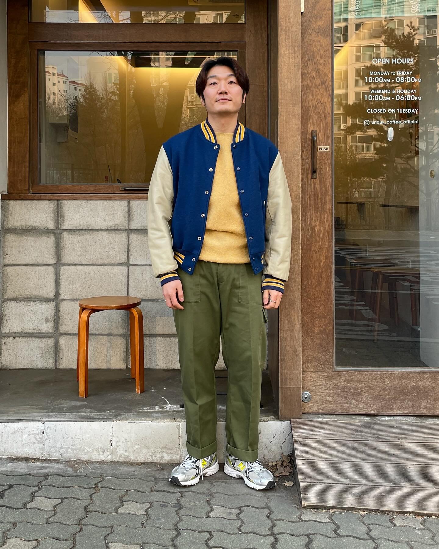 _
아니 벌써 2월이라니요...?
생각보다 시간이 너무 빨리 흘러가네요

아니 기후동행카드도 깜빡할만큼 시간이 빨랐다니까요?
저처럼 깜빡하신 분들은 2월7일을 노려보아요

2월의 첫날 힘차게 시작하시기 바랍니다!

• Outer : #Goldenbearsportswear
• Sweater : #Howlin
• Pants : #Englandarmy
• Shoes : #Newbalance