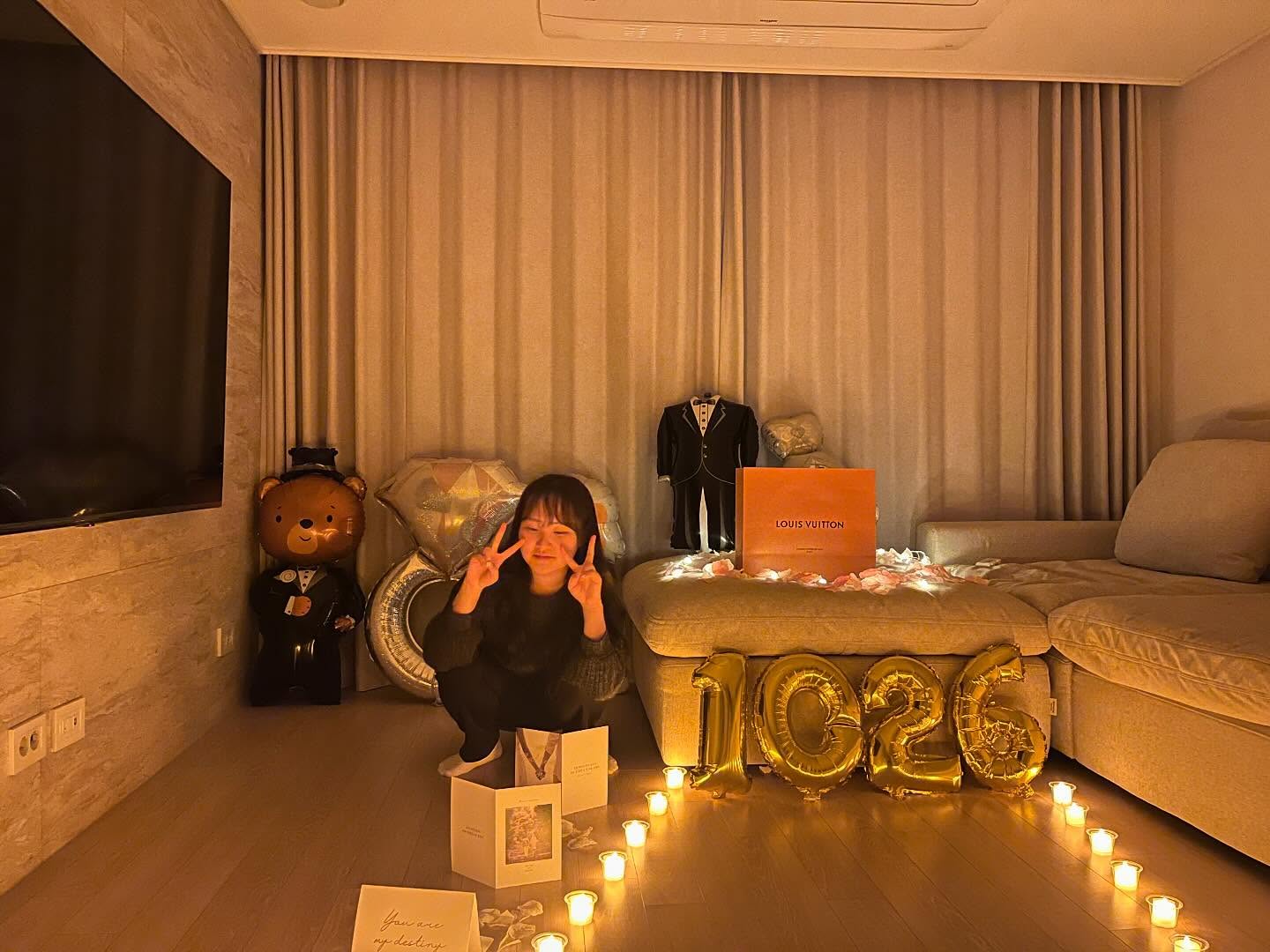 솔직히 기대하지도 않고 생각도 안했는데
오늘 퇴근하고 왔는데 갑자기 프로포즈라니..🥹
우리정도면 프로포즈 안해도 될거라 생각했는데
오늘 너무 감동했고 잘살자 우리💙