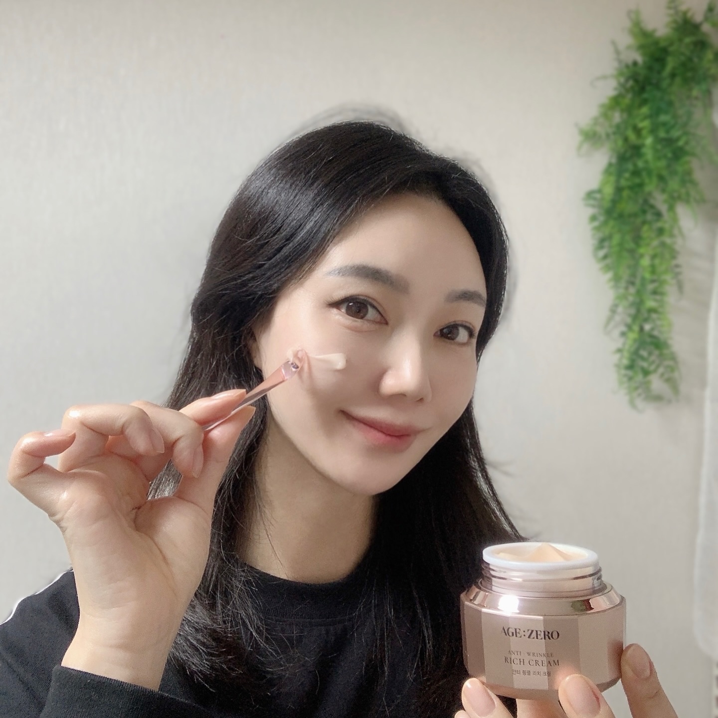 #광고 #리치크림 ✨

와 날씨가 갑자기 추워졌어요.
피부에서 건조함이 바로 느껴지는데
옷만 바꿀께 아니라 쫀쫀한크림으로 화장품도
바꿀 때 같아요.😆

에이지제로의 안티링클 리치크림!
핑크색에 각진 디자인이 고급스러운 디자인에
제형이 정말 쫜쫜해요! 🫶ㅎㅎ 

식물성 저분자 콜라겐과 제주 자연유래 
추출물들로 안티에이징에 도움을 준다고해요. 

손으로 들어올리면 꿀타래처럼 쭉쭉 늘어나는데 
나노리포좀 공법으로 피부에 쏘옥 흡수되는게 
신기!!👍🏻
밤에 요고 바르면 꿀광에 관리 잘 된 느낌 
기분 너무 좋아요 🩷
 
 
구경은 #에이지제로 
agezero_official

#AGE:ZERO #안티링클 #리치크림 #고보습크림 #안티에이징 # 콜라겐 #미백 #주름개선 #쫀쫀한크림 #식물성콜라겐크림 #에이지제로크림