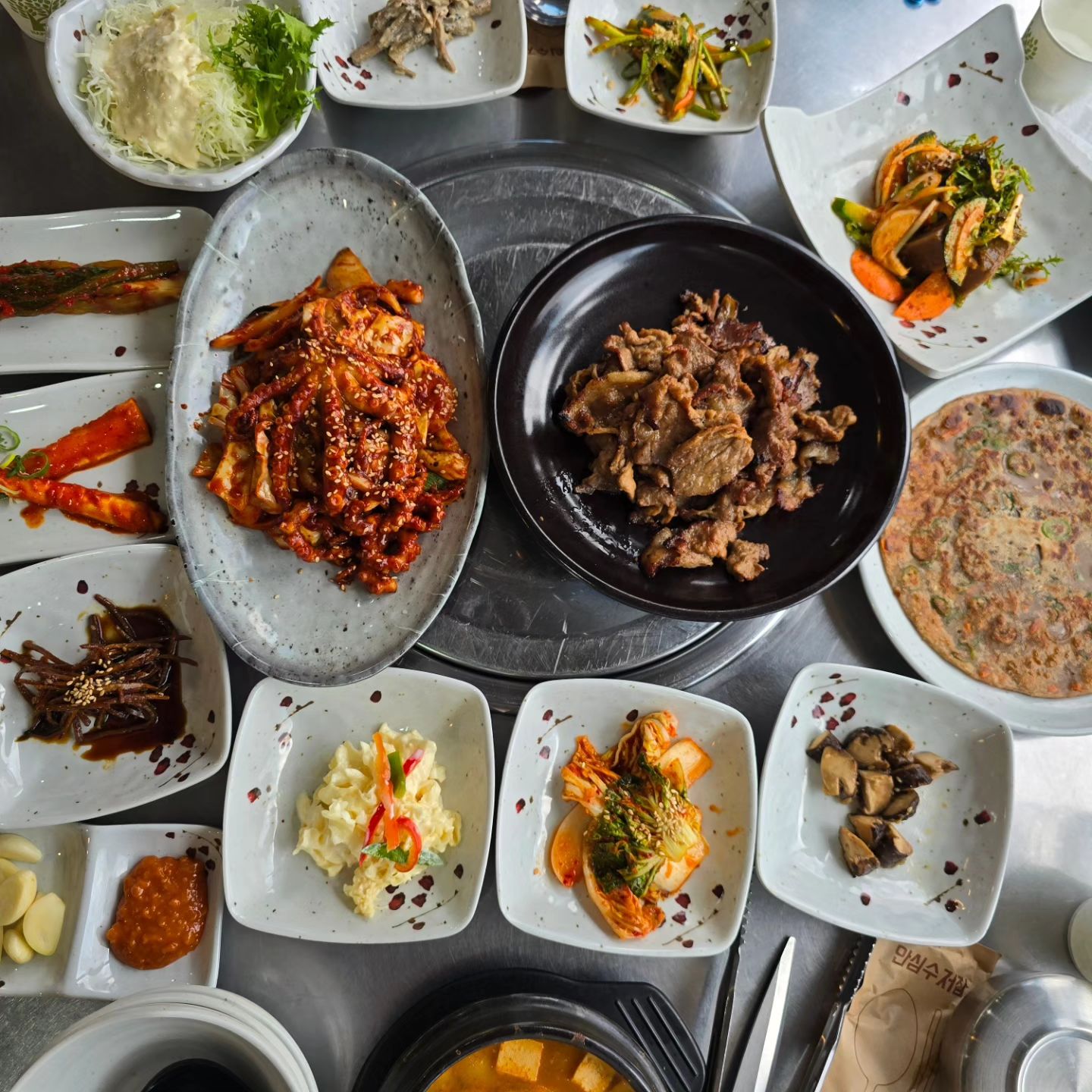 #꽃피는산골

꽤 푸짐한 2인상차림!
메인은 직화불고기와 통낙지볶음이고, 정갈한 반찬들이 정말정말 맛이좋다. 또 가고 싶은곳이닷!
인테리어가 꽤 인상적이고 토종느낌 물씬 풍겨난다!

#인천논현동한식
#인천논현맛집