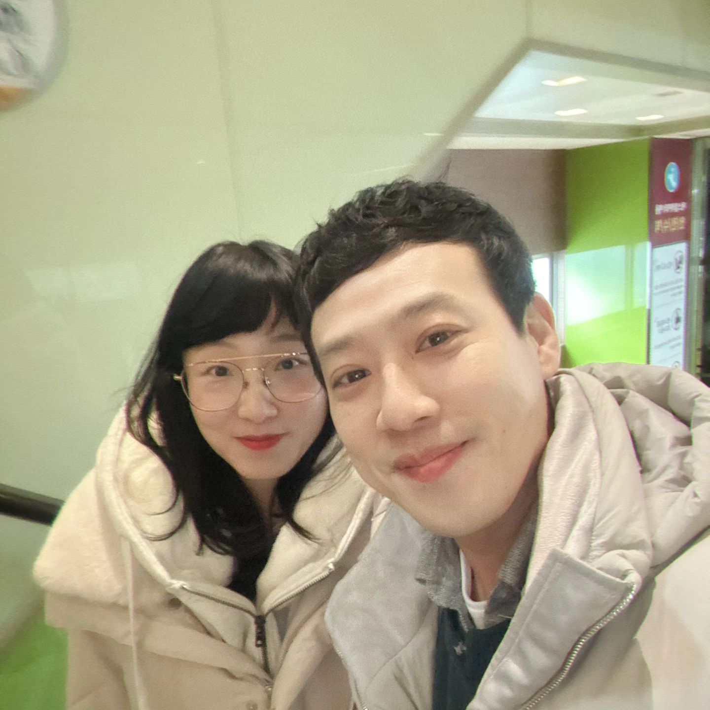 Movie🎬
#외계인_2부 

집에서 우연히 TV서 하는
영화 외계인 1부 보구 
재밌어서 집근처 영화관으로
2부 보러 나왔어용😁

오늘 영상이라그랬는데
음청 춥네요😂

신랑은 금,토 이틀동안
야간작업 있어서
아침 8시에 일끝내고
몇시간 못자고 다시 나가고
넘 안스러워 혼났어용😭

연애할땐 야근하거나
주말에 못만나믄
데이트 못한다고 섭섭한게
먼저였는데

결혼하니 야근하고 주말작업
있다고하면
건강부터 걱정이 되네요

이런게 가족인건가~~!!ㅋㅋ

무튼 외계인2 재밌게 봤고,
안경 다시맞춰서 기분좋게
일욜 마무리😆

낼은 더춥다니 감기조심
건강관리 단디 합쉬다😊

#단단부부일상
#새해첫영화
#주말일상
#부부스타그램