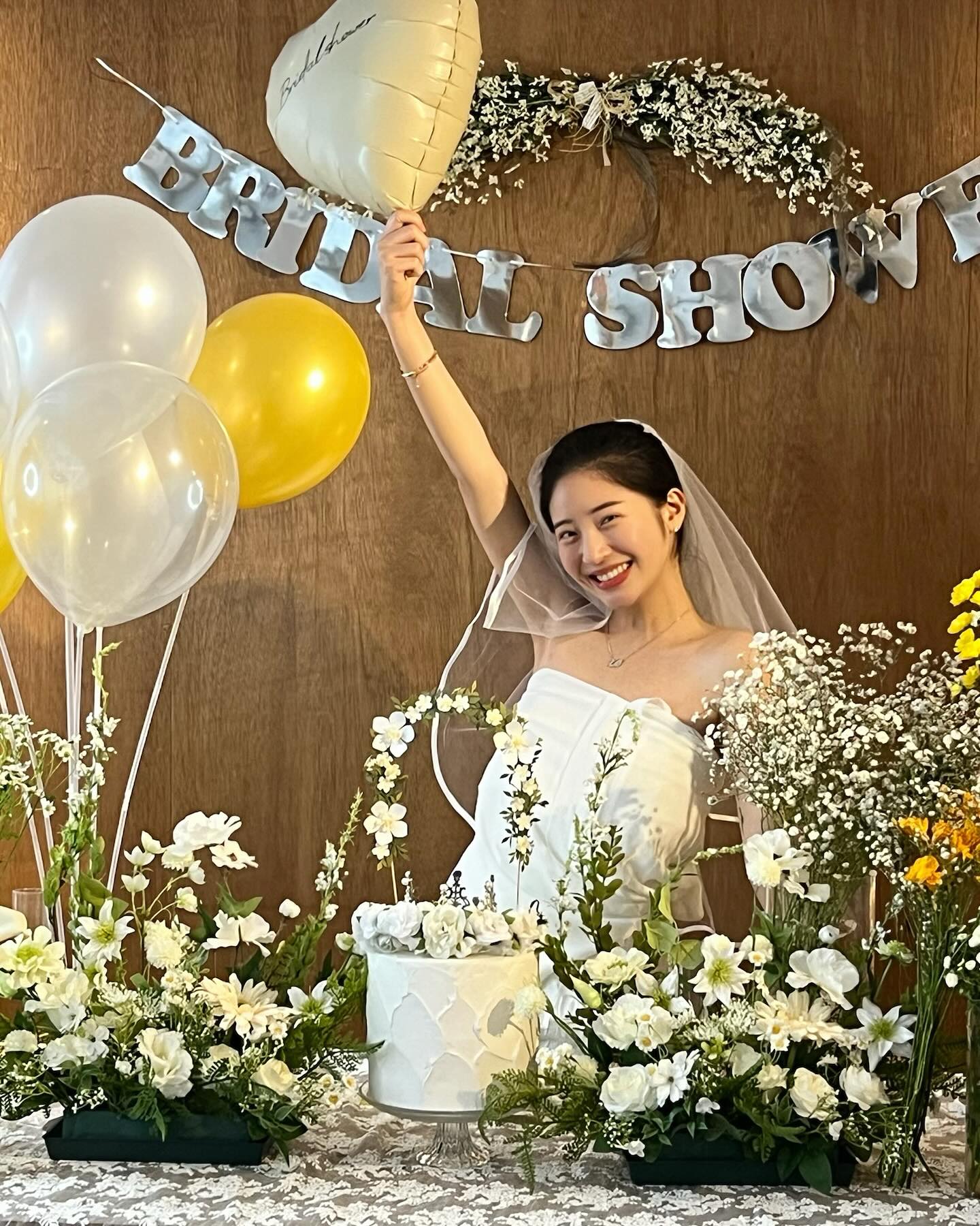 ”어쩜 우린 10년지나도 변함이 없니ㅋㅋㅋㅋ“
얘네 만나면 진짜 19살 같다.
건전하게 샤브샤브 먹고, 보드게임방 가고, 
시시콜콜한 드립까지. 모든게 2013년에 멈춰있는 것 같다. 😢
⠀⠀⠀⠀⠀⠀⠀⠀⠀⠀⠀⠀⠀⠀

나랑 안수정이 먹이 기다리듯 쳐다보면 
진배가 엄마처럼 고기를 준다.
현주는 중앙에 앉아서 먹이를 노린다.
그 와중에 다솜이는 야무지게 자기 갈길 간다.
한참을 놀다가 지원이가 이제 가자~ 해야지 우린 갈 준비를 한다.
10년째 이 루틴이 익숙하고 편하다 ㅋㅋㅋㅋㅋㅋㅋㅋ 

파워 대문자 P들이 J 브샤해준다고 
케이크를 샀다. (엄청난 일)
예약이라는걸 했다......
아무튼 어설프고 센스없는 친구들이지만
그래도 참 ㅋㅋㅋㅋㅋㅋ 재밌고 좋다. 
⠀⠀⠀⠀⠀⠀⠀⠀⠀⠀⠀⠀⠀⠀
아무튼 소중한 세번째 브샤도 끝! 
복많은 사람으로 만들어줘서 고마워:-)