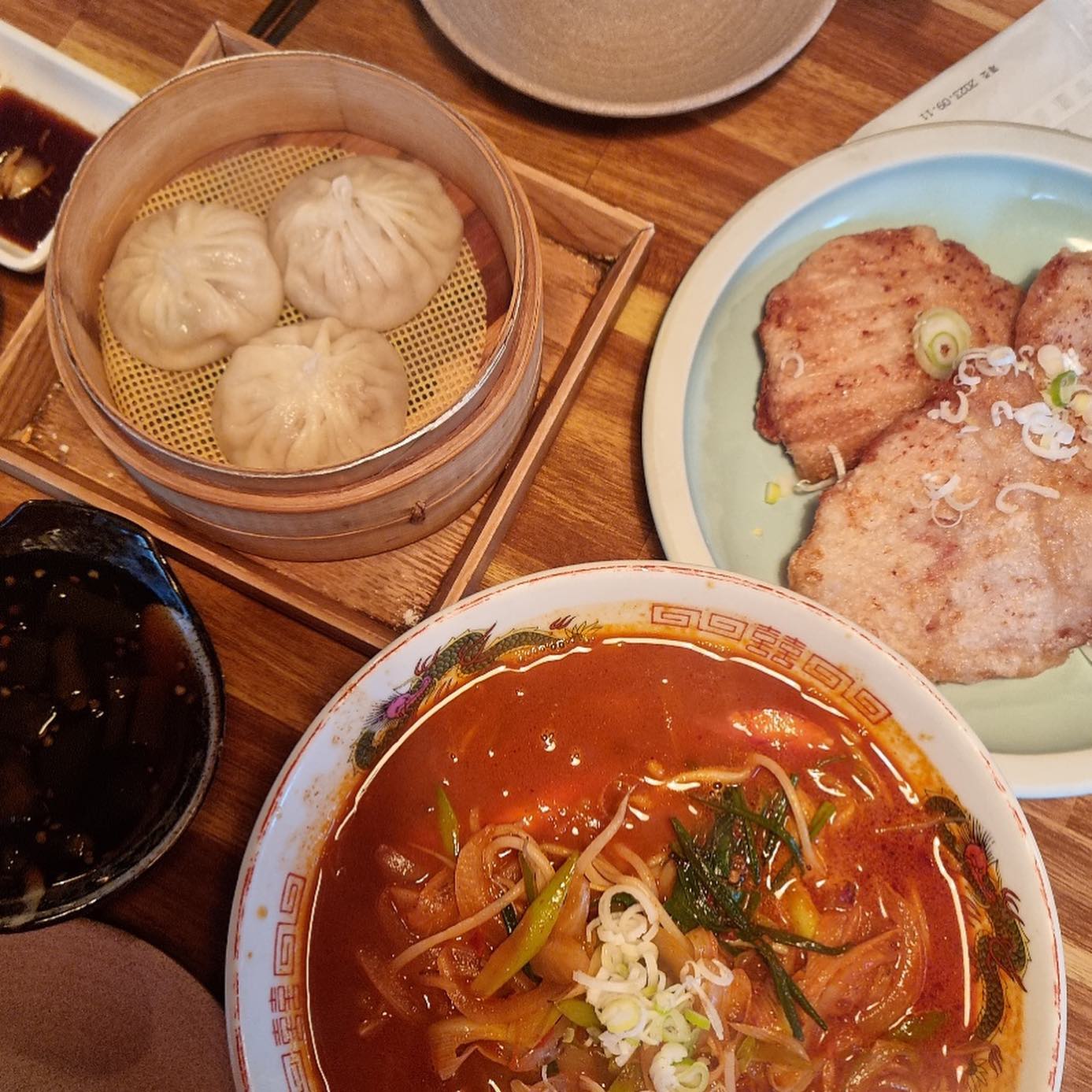인덕원 가면 꼭 가는 맛집!
#스팀하우스

육즙 가득한 샤오롱바오랑
상콤 바삭 레몬칠리꿔바로우
얼큰한 새우탕면까지 모든게 완벽했던 스팀하우스!

맛집이라 웨이팅이 있을 수 있지만 
기다릴만한 맛집!!
직원분들도 친절하고 
음식맛도 정말 최고!

사진보니까 또 먹고 싶네!
조만간 또 가야겠어요:)
.
.
.
#스팀하우스인덕원점#인덕원딤섬#인덕원탄탄면#인덕원꿔바로우#인덕원만두#인덕원중식#안양관양동맛집#협찬