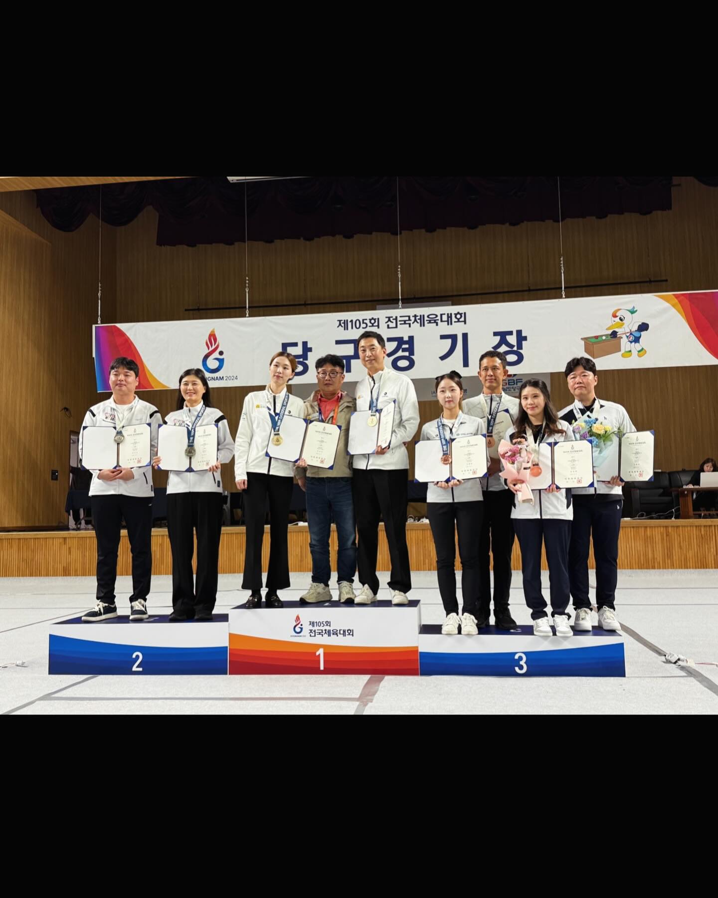 .
⭐️2024.10.13~16⭐️
⭐️105회 전국체육대회⭐️
🥉마무리 끄읏-!

아랑이 낳고 첫 체전, 경남 개최지에서 하는 체전이라
정말 다른 체전때보다 너무나도 심한 불안함과 우울함이 컷던 시합😢
연습하겠다고 벌려놓은 일들도 산더미라 부담감이 평소보다 1억배는 더 많앗던거같다😭 그래서 그런가 시합끝나고 첨으로 펑펑울기도했던😭
평생 기억에남을 시합이어따😂
내년에는 더 열씸히 준비해서 울지는 말아보쟈🤣❤️
매번 응원해주시고 챙겨주시는 경남식구들, 끝나고 맘고생많앗다며 축하해주신 선후배친구들 항상 감사합니댜💜💕

작년하고 올해도 따라와소 누구보다 열씨미 응원해주고 매니저해준 우리옥 ok92ing 💕 고마워 알라뷰❤️

내가 젤 쪼꼬미인데 왜 카메라는 다 내가들고있는고지....😅🤣
.
.
.
.
.
.
.
.
.
.
.
.
.
.
.
.
#2024전국체전 #105회전국체전 #105회전국체육대회 #당구 #포켓볼 #🥉 #3등 #마무리 #끗 #시원섭섭 #그래도 #끝나니까 #살겠다 #당구종목 #경남당구연맹 #경남당구연맹소속선수 #종합순위2위 #모두들수고하셨습니다 #항상감사합니다❤️