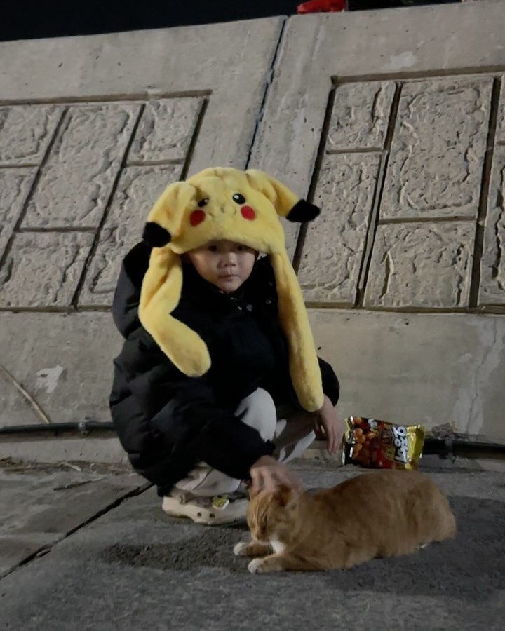 #디후쓰일상 

아직 날씨가 따뜻하게 주말마다 다녔던 낚시
내일부터 추워지니까 낚시도 못가겠지😭
그래도 갈수있을때까지는 가보장 🤍

댕강짤린 디후엄마의머리는 지후도 엄마도 
적응을못하는중..
우리지후는 단발머리취향은 아닌가보넹
엄마 상처받을까봐 
지금도 괜찮은거같은데 
긴머리가 좀 더 괜찮아,근데 지금도 이뻐!
라고 해주는 지후의 취향을 알게된 날 하하^^