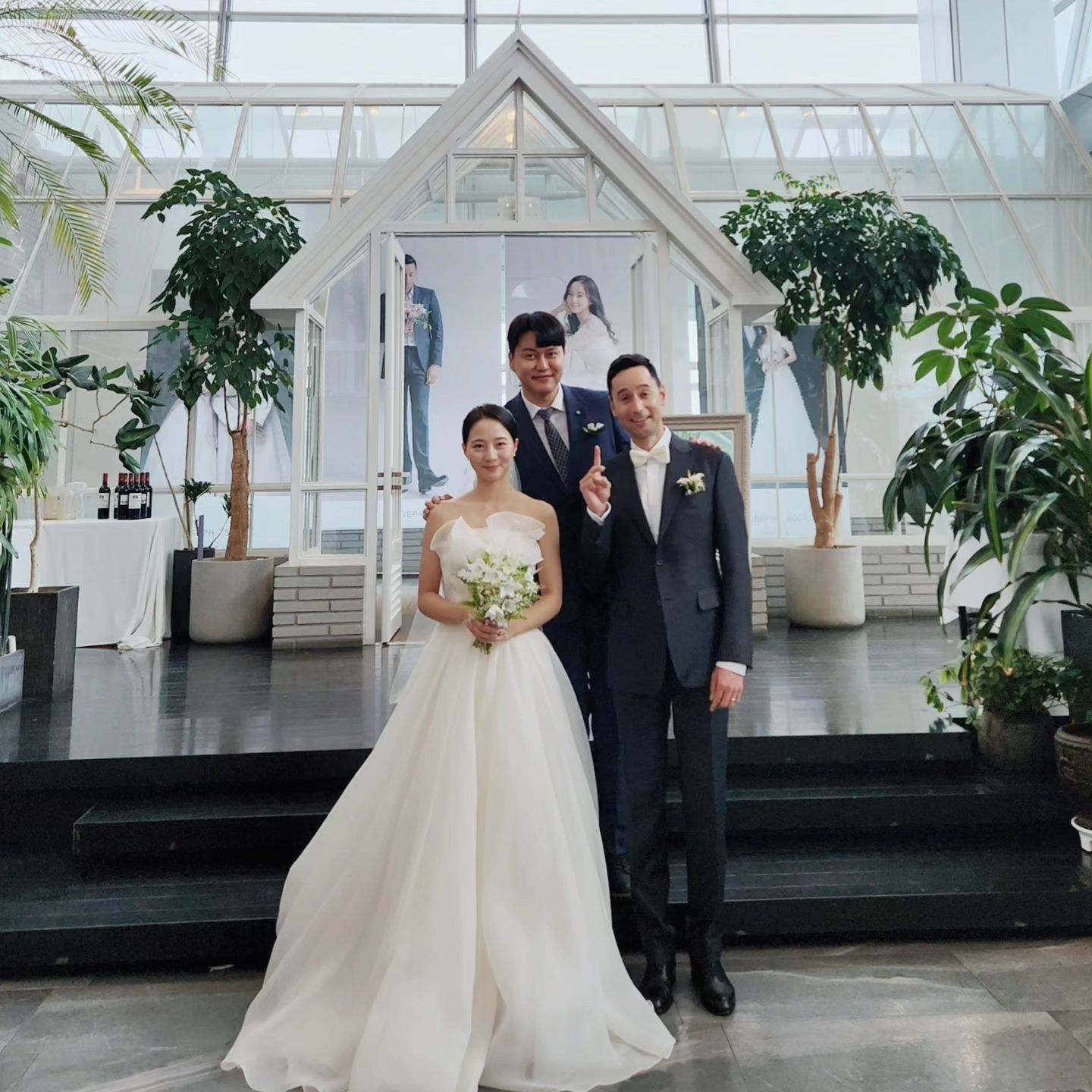 #영어사회자 #영어MC

국제결혼식 단골베뉴인 하우스웨딩홀,
여의도 50층에 위치한 #세상의모든아침
alldayfresh_kitchen 에서 진행된

🇺🇲미국 신랑님과 🇰🇷한국 신부님의
소중한 #국제결혼식 현장 후기🤵🏼👰🏻‍♂️

신랑님의 흥넘치는 입장으로 시작되어,
결혼식을 위해 저멀리 미국에서 참석한
귀여운 조카 화동들의 반지전달 순서가
특히 돋보였던 축복 된 예식었어요💍

1부 본식 및 2부 피로연 진행까지,
무사히 진행 잘 도와 드렸답니다🎤

만족해주신 신부님의 후기 넘 감사드리고,
한번뿐인 귀한 결혼식, 믿고 맡겨주심에 
한번 더 감사 드립니다💕
_______________________________________

✔인스타그램 으로 전문사회 / 영어사회 예약 시 
#색소폰 축주 1곡 서비스 (무료) 진행 해 드립니다🎵 
※단, 서울/수도권 지역에 한함
 (지방의 경우 소정의 추가비용 발생
✔영어사회자/한영사회자
✔국제결혼식/주례없는예식
 (결혼식 식순 컨설팅 전문)
✔결혼식사회 경력 10년
✔기업행사/국제행사/연말행사 등

DM 또는 카카오톡 (프로필참조) 문의 주세요 :)

#전문사회자 #한영사회자 #웨딩홀추천 
#웨딩홀리뷰 #국제커플 #결혼식사회자
#영어사회자이재원