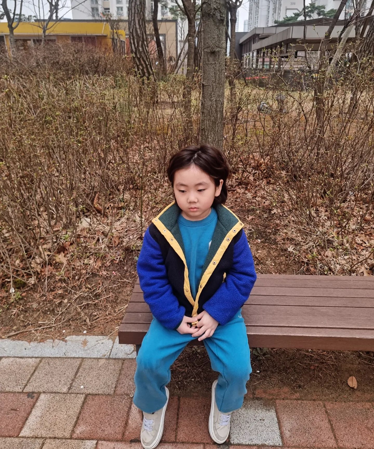 5시반에 같은반 친구랑
단지내 놀이터에서 만나기로 약속했는데
안나와서 1차 기분안좋음.

줄넘기한다고 뛰다가
몇번 걸리니까 2차 화남..

모든게 맘처럼 되지 않는 오늘..
표정이 말해주네😮‍💨

니 비위 맞춰줘야 하는 나도 피곤타...

아빠랑 수영간다고 나가면서
치킨시켜 놓으라는 너..

킹받네 증말😑
