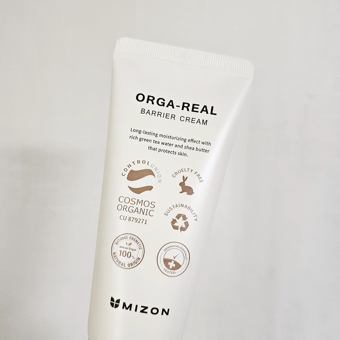 #미즈온 #올가리얼배리어크림 mizon_official

유기농 카밍 그린 콤플렉스와 쉐어버터의 황금 비율 까다로운 코스모스에서 인정받은 진짜 유기농 크림❤️ 

✔️ 이런 분, 이런 때, 꼭 사용해보세요!
1. 순한 유기농 제품을 찾는 분
2. 마스크 자극, 외부 자극으로부터 견디는 튼튼한 피부를 원하는 분
3. 고보습, 고영양의 크림 제품을 원하는 분
4. 크림 하나로 토너부터 크림까지 해결되는 제품을 찾는 분
5. 멀티 크림으로 얼굴 뿐 아니라 몸에도 바를 수 있는 제품을 원하는 분
6. 찬바람에 튼 얼굴에 집중 보습이 필요한 분 

----------------------------------- 

✔️ 이렇게 사용해보세요!!
👉 세안 후 기초단계에 토너로 피부결을 정돈한 뒤 적당량을 골고루 발라주세요.
👉 집중 보습이 필요한 부위에는 필요한 만큼 덧발라 집중 관리 해주세요. 

#육퇴일상 #육퇴후자유 #맞팔해요 #육퇴챌린지
#유기농크림 #촉촉한피부 #트러블걱정없이 #순한크림
#미즈온올가리얼배리얼크림 #고보습크림 #보습크림
#인스타그램 #추천 #인스타마켓
#협찬 #제품제공