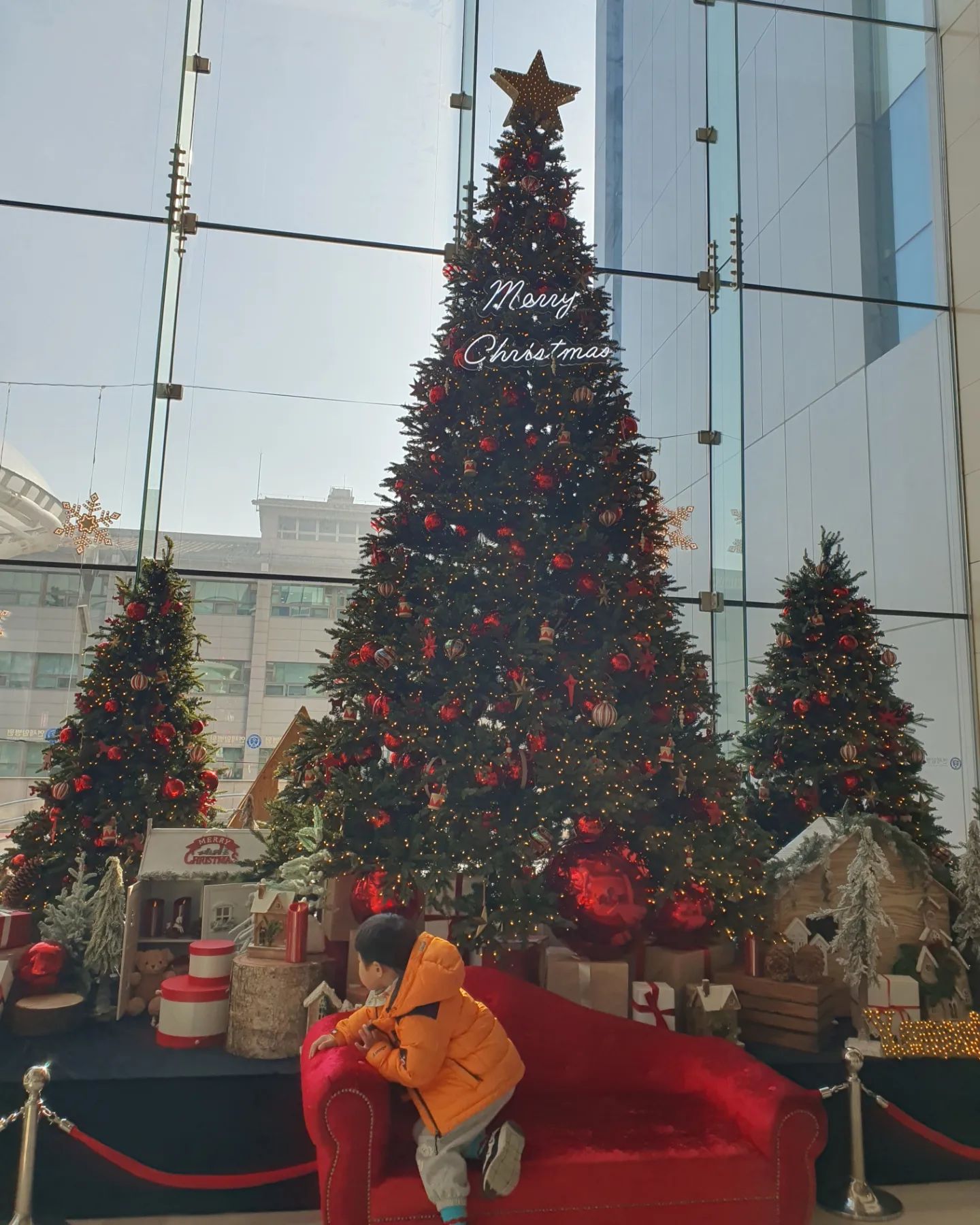 퇴원

엄마 데리러 온 아들
병원에서 영상통화하면
눈물바다 돼서 함께 울었는데

언제 그랬냐는 듯
아무렇지 않은 우리:)

마지막 병원밥도 챙겨 먹고
집으로 가는 길은 꿀잠이군 ㅎㅎ

#퇴원 #소소한행복 #아들맘