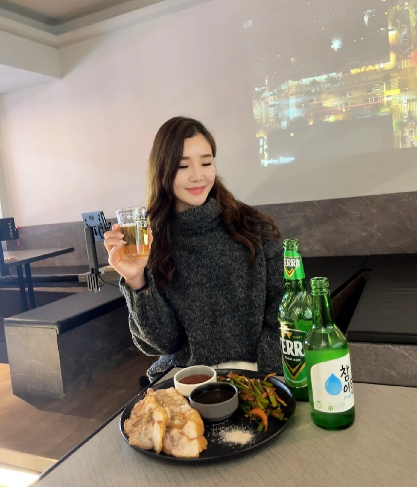 #협찬

✨신선놀음 범계✨

남편이랑 분위기 좋은 신선놀음에서
맛있는 안주와 술한잔 했는데 연애중같죠?

💜수육튀김은 수육을 튀겨서 겉은 바삭하고
고기는 부드러워서 부추부침이랑 궁합이 최고!
처음 먹어보는데 안주로 딱 좋더라구요

❤️대박집국물닭발은 무뼈라서 먹기 편하고
맵고 자극적인 안주가 먹고싶을때 먹으면 술이 땡겨요

대형 스크린에서 야경도 볼수 있고
단체석이 있어서 모임하기 좋아 추천해요

📌경기 안양시 동안구 평촌대로223번길 28 
범계역 분수대 지나서 에이스프라자 4층에 있어요

#범계술집 #범계데이트 #범계회식 #범계분위기좋은술집 
#신선놀음 #범계술집추천 #범계술안주 #리뷰노트