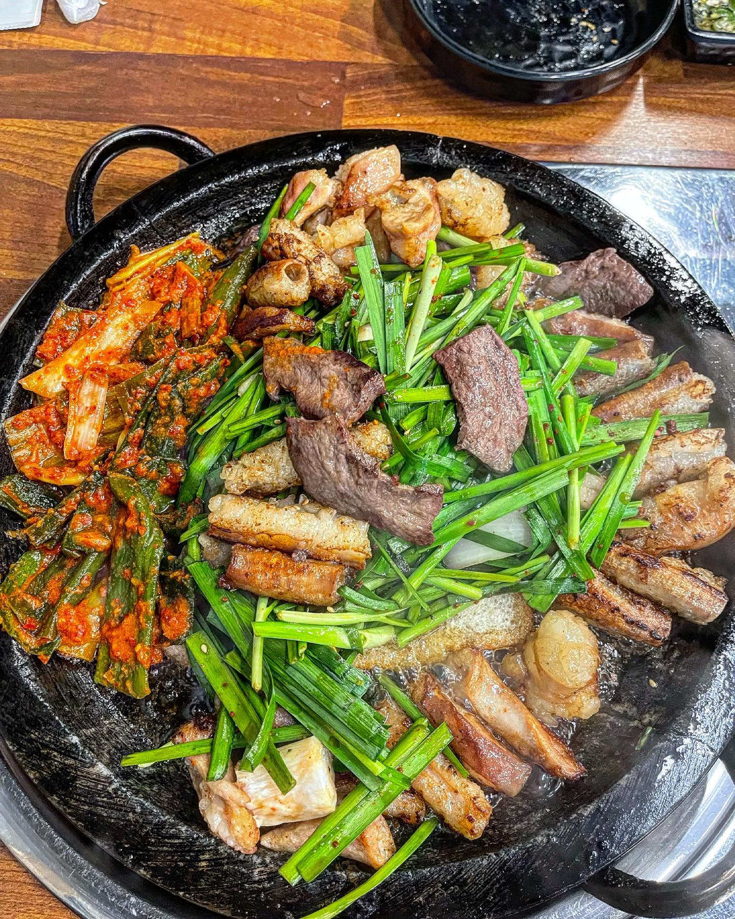 대구 찐 곱창맛집 율하 황소돌곱창🐂 #협찬
대구에서 제일 좋아하는 곱창맛집이에요💛
서비스로 나오는 선지해장국만으로도 소주 10병 각🫶🏼
게다가 무한리필까지가능..😭❤️‍🔥
저희는 모듬구이 주문했는데 염통 곱창 대창 특양 골고루 먹을 수 있었어요💛 
둘이서 한판 먹으면 배가 빵빵 터질만큼 곱창으로 한판가득채워주시는데
볶음밥 놓칠수 없어서 주문했어요😂
볶음밥에 남은 대창 넣어 먹으니 너무 맛있는거있죠 볶음밥필수💕
-
-
#대구맛집 #대구 #경산 #율하 #율하동맛집 #율하역맛집 #율하술집 #대구동구맛집 #대구동구술집 #대구술집 #대구웨이팅맛집 #대구밥집 #황소돌곱창 #대구황소돌곱창 #대구곱창맛집 #대구데이트 #대구가볼만한곳 #대구핫플 #대구맘 #먹스타그램 #음식 #곱창 #야식 #대구회식장소 #먹팔 #먹스타 #먹방 #맛집 #맛스타그램