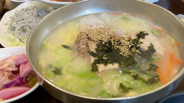 채채 on Instagram: "제주도여행1 [이드레국수] 저번 여행 때는 ‘국수바다’에 갔었는데 우리가 간 날 하필 정기휴일이라 근처에 있는 다른 가게로 갔다. 개인적으로 비빔𖤐𖤐>보말>고기 국