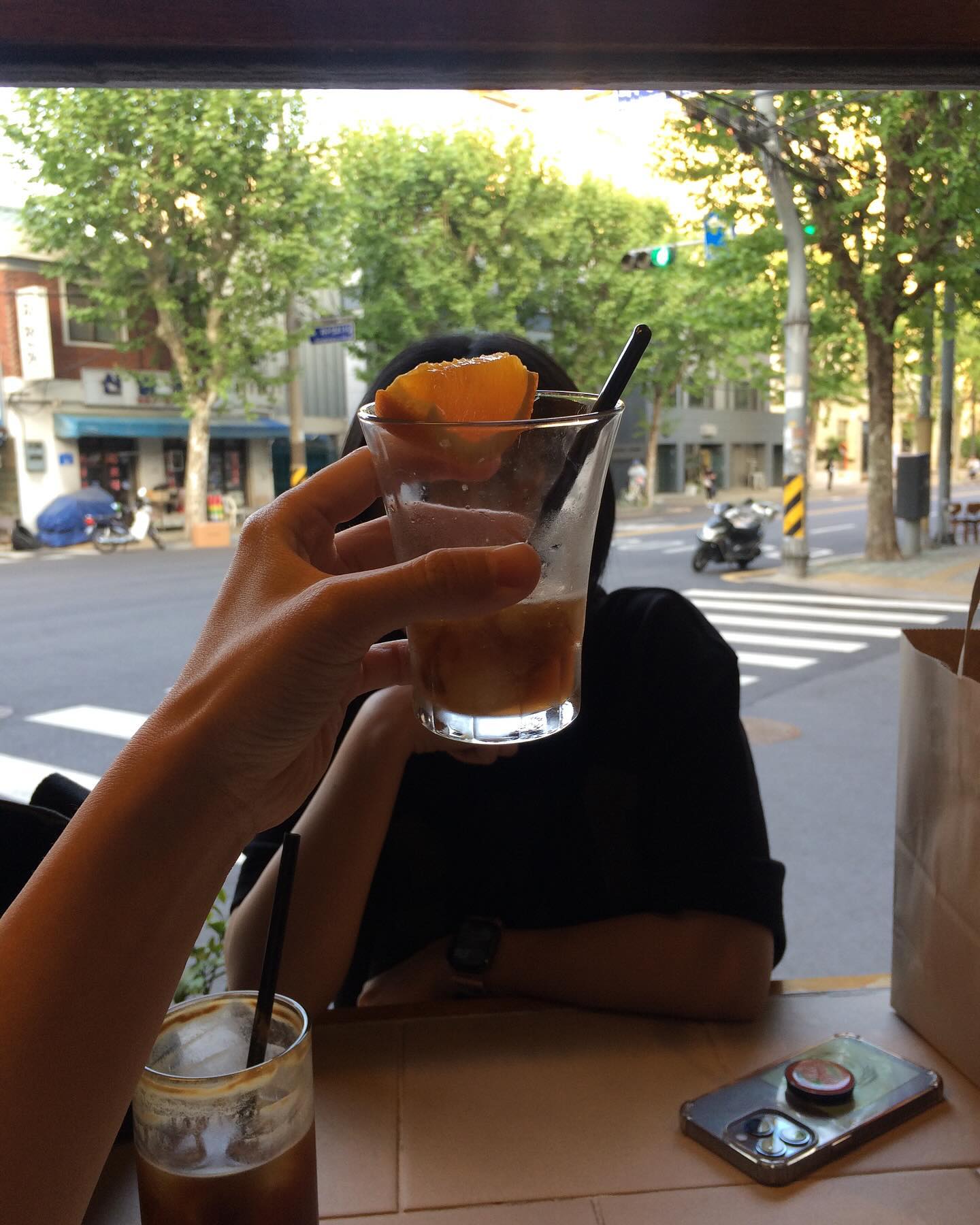 한강에스프레소를 가게 되면 season 한정에만 마실 수 있는 오렌지 시트러스 슬러시를 꼭 먹어주기🍊🍹🧡

#한강에스프레소 #망원 #seoul