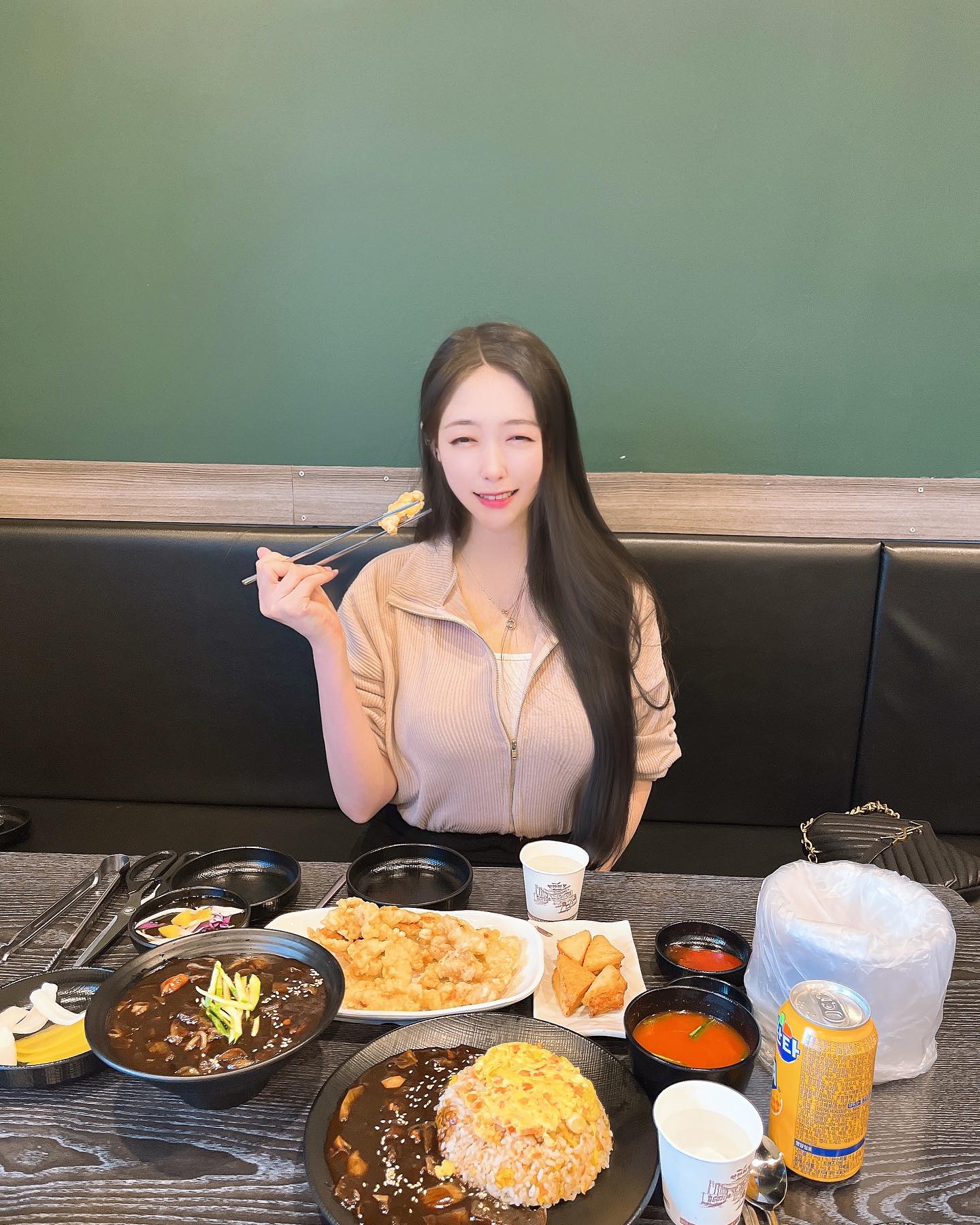 #진각 #협찬 
#대부도여행 #1일차 #첫번째코스 

1박2일로 놀러온 대부도 점심은 중국집 진각에서 먹었어요☺️
라스트오더 거의 다되서 도착했는데..
친절하게 받아주시고..！（나진상인가..ㅠㅠ)
음식도 추천해주시더라구요! 
홀도 크고 창가자리도 있어서
소규모 손님, 단체손님 모두 가능!!
다양하게 할인행사도 있어서 세트 먹고 신난 우링😆💕
사장님께서 서비스로 주신 멘보샤도 너무 맛있구!!
과자도 잘먹었어요!! 사장님이랑 직원분들
너무 친절해서 첫 코스의 행복한 시작!❤️

#대부도 #시흥짬뽕 #정왕맛집 #시흥중국집 #배곧동맛집 #오이도짬뽕 #셀스카그램 #셀피 #크리에이터 #패션디자이너 #모델 #블로거 #오오티디 #좋반 #선팔 #일상 #좋반 #팔로우 #팔로워 #팔로잉 #반사 #맞팔 #좋아요 #소통 #flowers