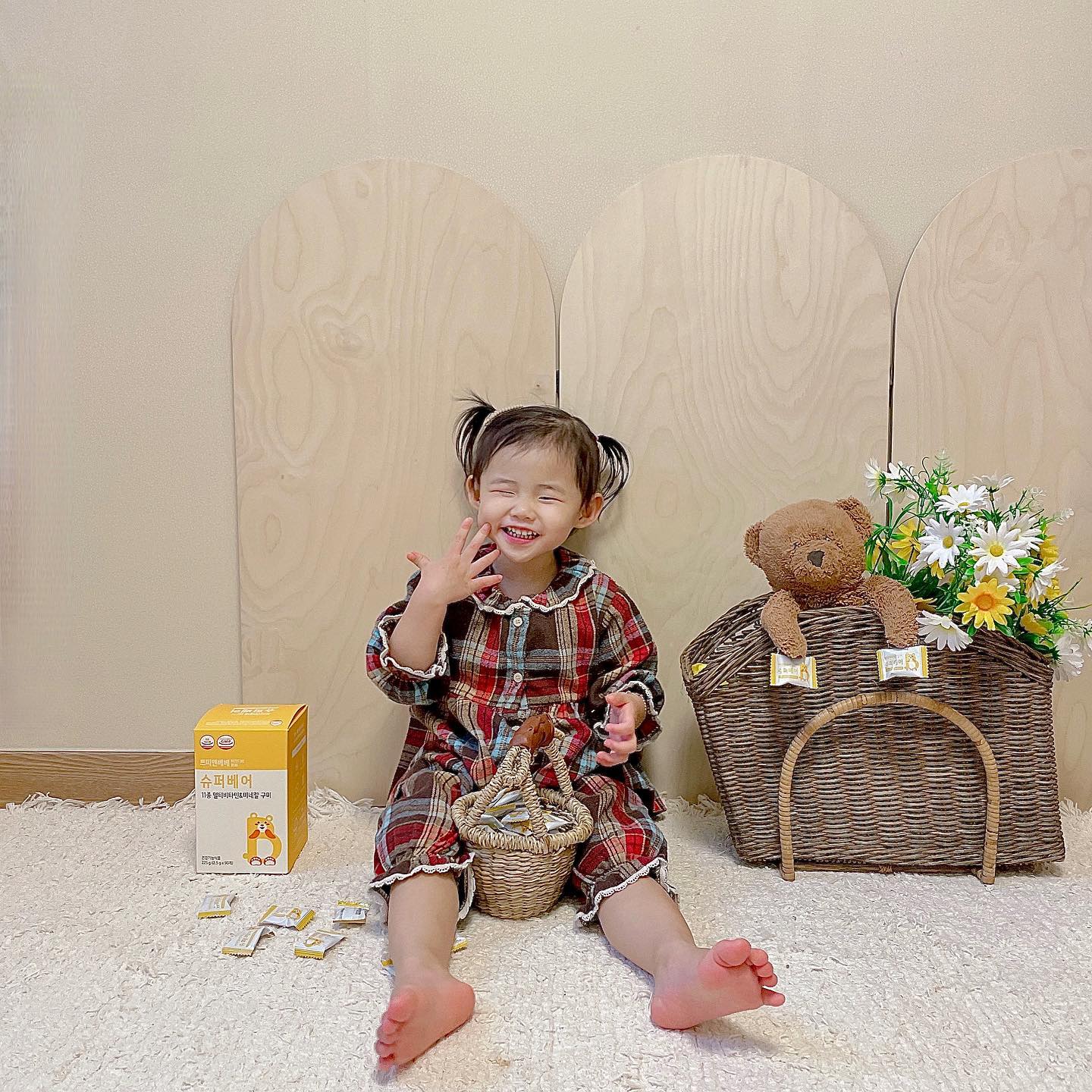 #광고  #쁘띠앤 

서아의 균형 있는 영양 보충을 위한 
쁘띠앤 슈퍼베어 11종 멀티비타민&미네랄 구미🐻

서아는 평균 또래 여자아이들보단
체중이 적게 나가는 편이고
식습관도 골고루 먹지 않아서 걱정이 많았는데
쁘띠앤 슈퍼베어 구미를 만나곤 
영양에 대한 걱정이 사라졌어요:)

하루에 3개로 1일 권장량 100% 충족 시켜주고
자연 유래 오렌지 농축과즙 함유로
입이 까다로운 서아도 맛있게 섭취할 수 있었어요!

곰돌이 모양의 오렌지 맛 젤리로
서아가 간식처럼 챙겨 먹는 쁘띠앤 슈퍼베어 구미🤍

균형 있는 영양 보충을 위한 11가지 영양소로
(비타민A, B1, B2, B6, E, 비오틴, 나이아신, 
아연, 셀렌, 몰리브덴, 망간)
밥 잘 안 먹고 편식 심한 아이들에게 안성맞춤 비타민💛

개별 포장으로 외출 시 간편하게 챙겨 다니고
더욱 위생적으로 먹일 수 있답니다

서아처럼 편식 심하고 충분한 영양이 걱정되시는 분들
쁘띠앤 11종 멀티비타민&미네랄 구미 함께 먹여요🥰

🏷쁘띠앤 petitn_official 

#쁘띠앤슈퍼베어 #쁘띠앤영양제추천 #영양제 #아기비타민 
#아기선물 #키즈선물 #크리스마스선물 #어린이비타민 
#비타민젤리 #어린이간식 #아기간식 #키즈비타민
