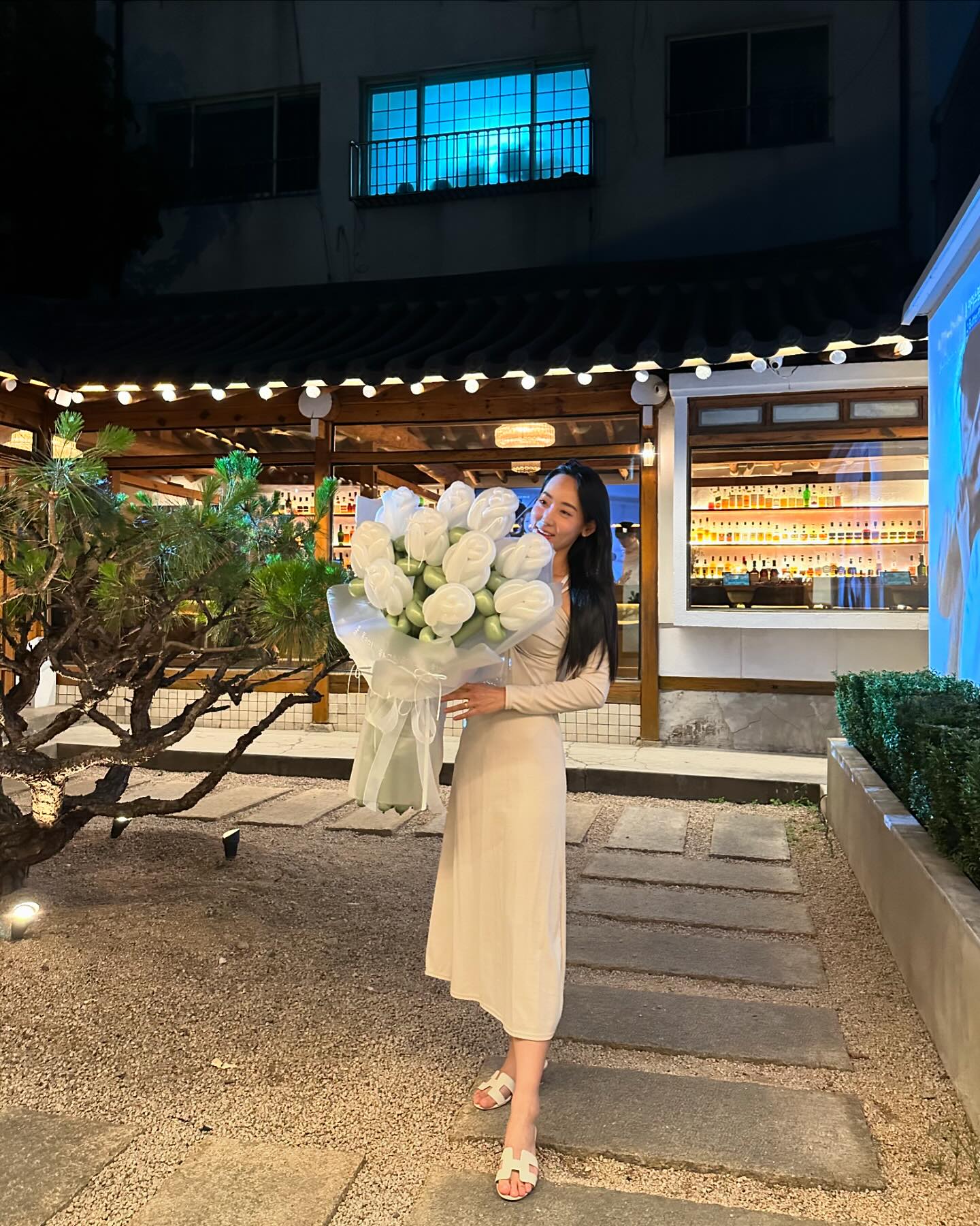 작년 내생일에 과분한 축하를 받고
이번엔 내가 준비한 현미 생일상💚
카페 오픈으로 정신 못차리는 나날중에
가게 예약부터 풍선, 케잌 다 찾고
널만나러 가는길 퀭하다😂
열심히 사진 찍었는데 둘이서 찍은 사진 없노🤣
완벽했던 현미 생일 축하해
내가 매년 챙겨줘서 현미는 좋겠당❤️
.
.
#대봉동맛집#대봉동술집#대봉동분위기좋은곳#대구맛집#대구술집#대구분위기좋은곳#대구모임장소#대구접대장소#생일파티#생일파티하기좋은곳#생일파티장소#대구위스키#대구와인바#대구스테이크#대봉동소나무#소나무#대봉동핫플#꽃다발풍선
#한입케이크#생일케이크#풍선꽃다발