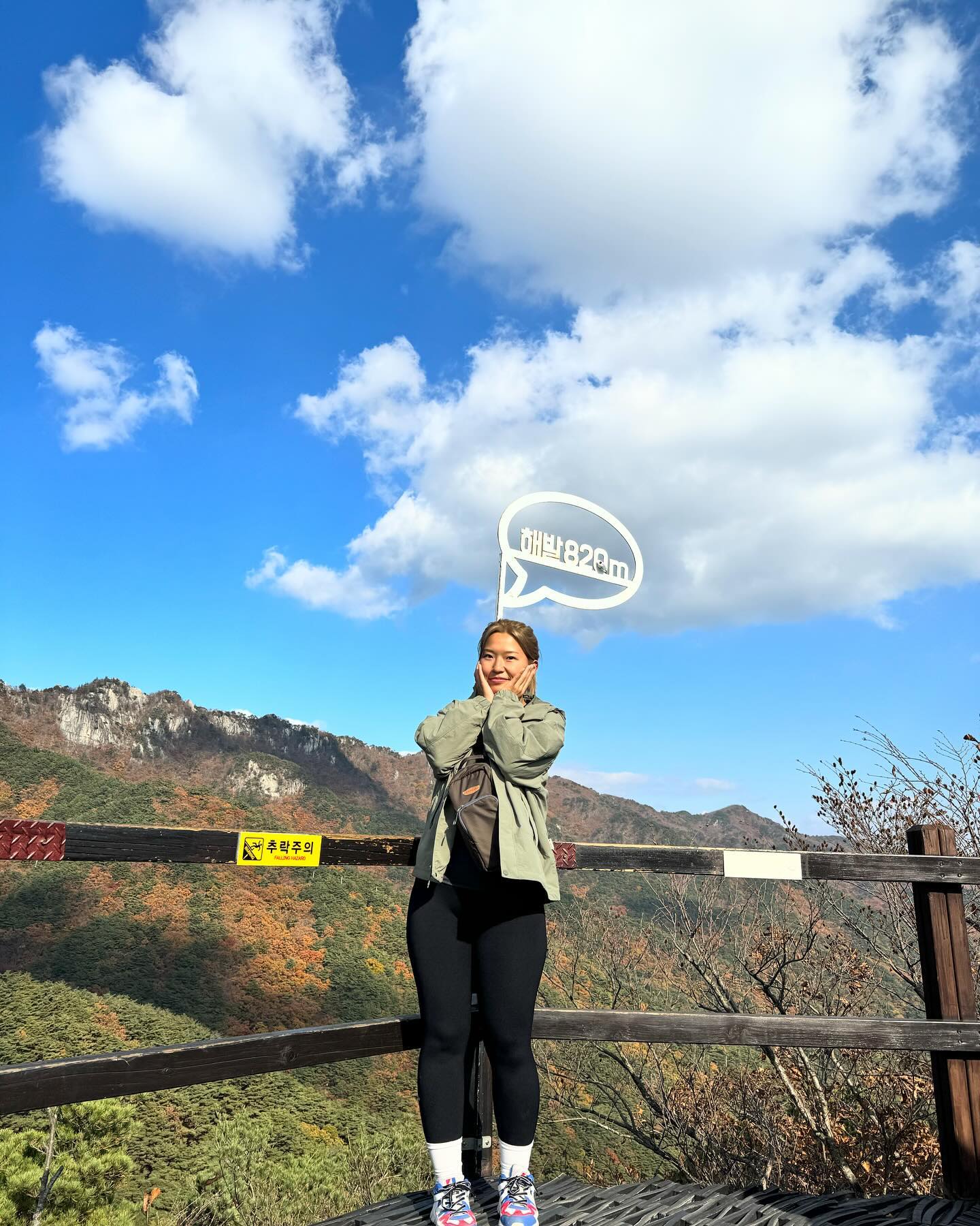 대구여행기💖

#팔공산케이블카 타고 신림봉(820m) 까지 간 후 원. 래. 는. 비로봉(1,193m) 가려고 했으나 내일 일하러가야하니깐 다음을 기약함. 

케이블카 🚡 타고 올라가는데 단풍 🍁 넘 예뻤음 🥹

#냉골산림욕장 에서 산림욕하고 귤, 오렌지 까먹고 대구에 왔으니 #블루베리스무디 먹어주고~.~ 전날 막걸리 숙취로 인해 해장은 #어탕수제비 냠