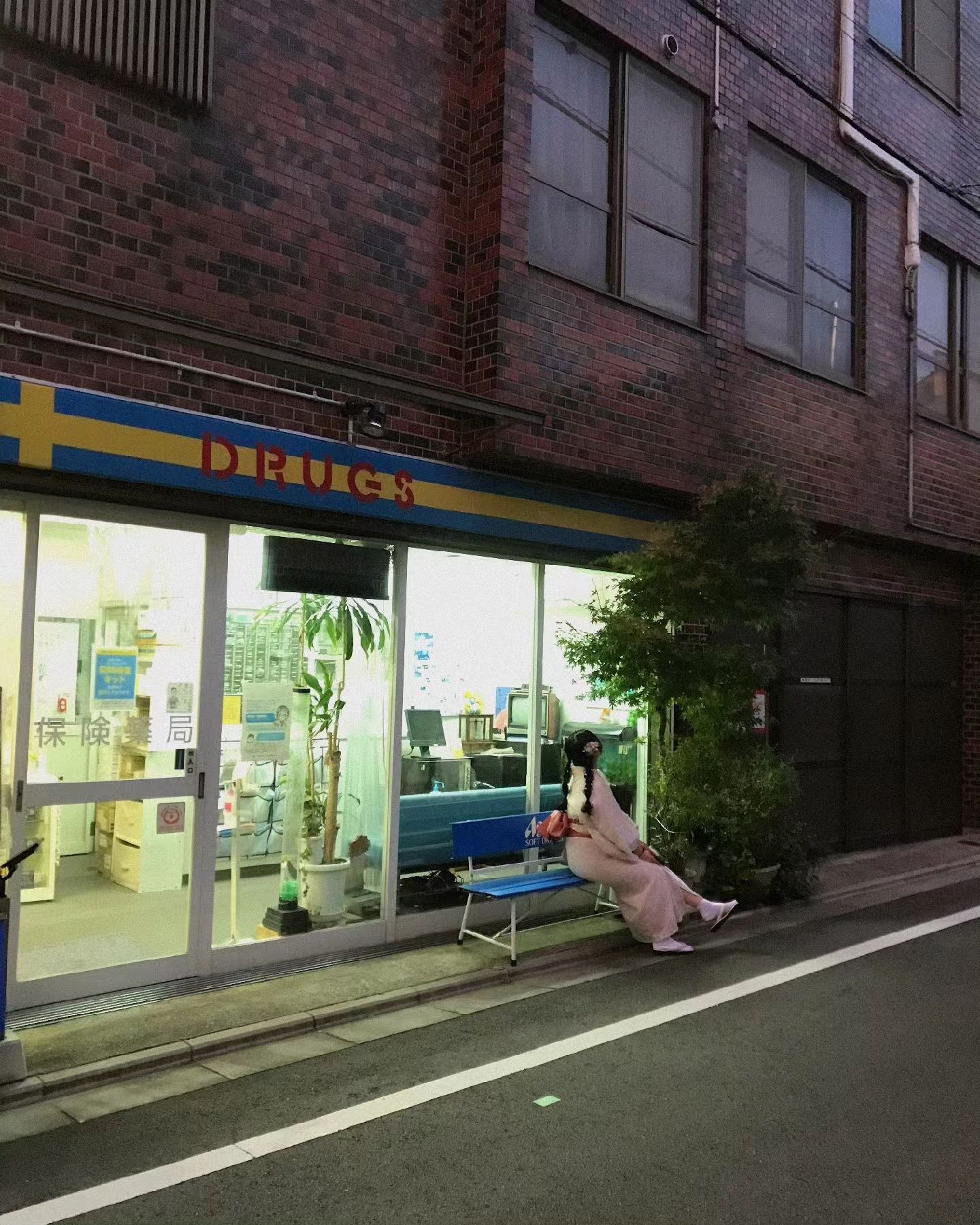 :)

지나가다가 모르는 외국인 관광객이 멋지다며 사진 좀 찍어도 괜찮냐고 물어보길래 흔쾌히 YES ! 했는데

갠소해주세요..