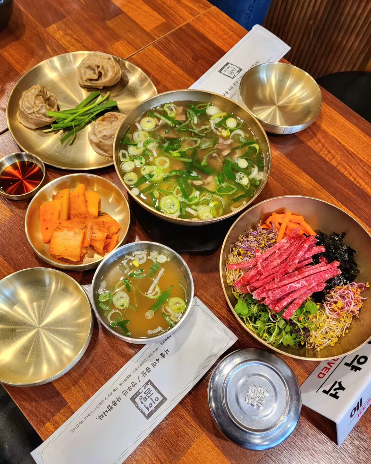 #오늘점심

날씨가 또 갑자기 추워지니
자꾸만 생각나는 이여곰탕 🤗

곰탕은 일반, 면, 살, 따로에 특이 있고
육회 새싹비빔밥, 명태비빔밥, 수육전골이 있었어요

다 맛있을거 같고 먹어보고 싶어서
2인이가서 메뉴 3개 시키는 센스 👍 

특곰탕은 고기가 진짜 많이 들어가 있는데
소금을 넣지 않고 한우와 천연재료인 한약재를
우려내 나온 자연 육수라 너무 담백하고 깔끔하네요

육회 새싹비빔밥도 재료의 색감이 너무 이쁘고
풍부하게 재료를 넣어주어서 더 맛있었네요 ❤️

메밀만두도🥟 1개 사이즈도 크고 속이 꽉 차
곁들임으로 먹기 딱 좋았네요

#콜키지프리 식당이라 좋아하는 술을 가져오기에도 좋지만
정말 많은 주류들이 있고 전통주를 주문하면
이쁜 잔에 근사하게 드실 수 있답니다 🍺🍷🍸🍹

직원분들도 모두 친절하시고 맛도 있는
이여곰탕 이렇게 추운날은 매일 생각날듯 😀

#이여곰탕종로점 #수송동국밥 #수송동육회 #종각역국밥 #종각역육회 #종각역한식 #종각역데이트 #종각역회식 #광화문역한식 #광화문역데이트