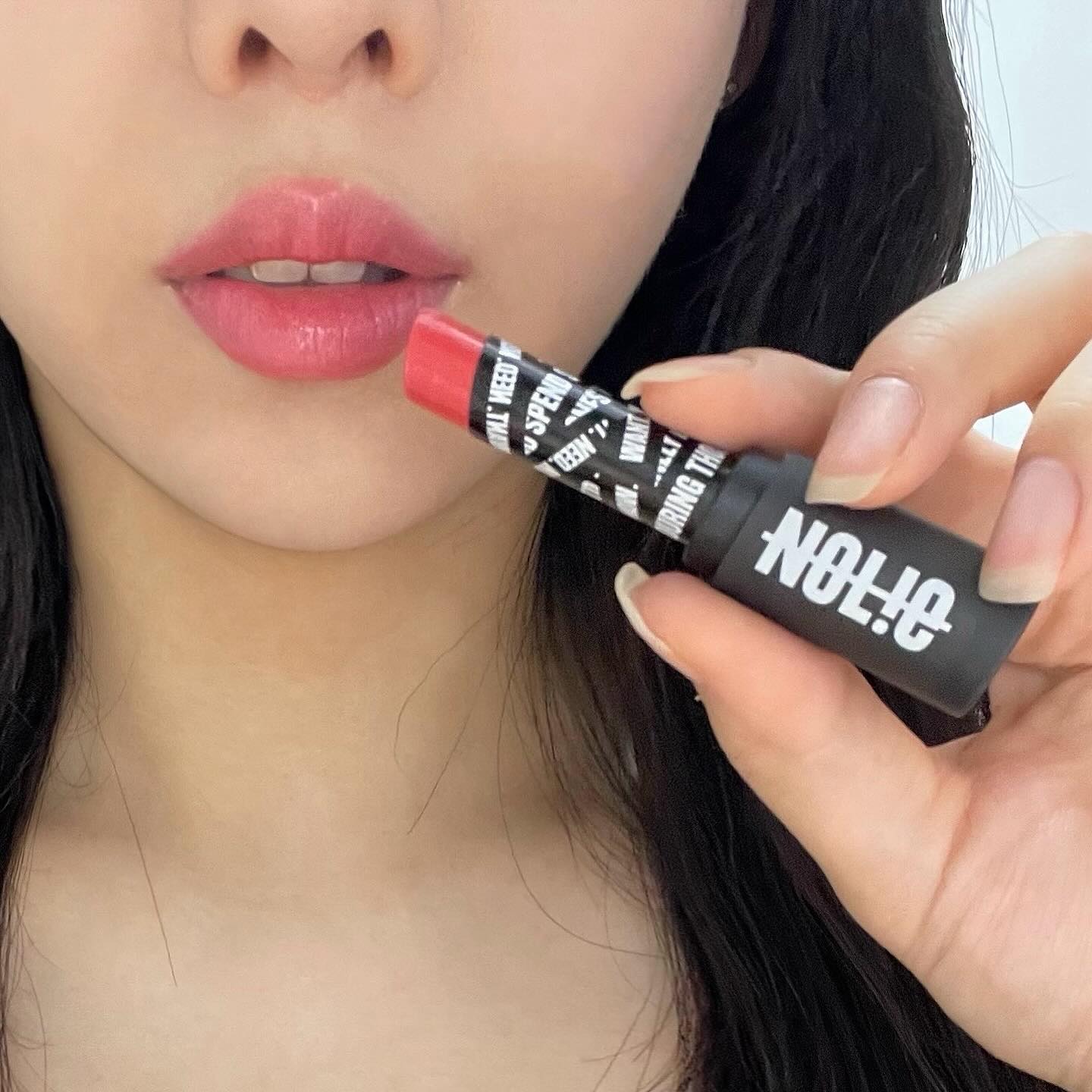 #협찬 nolie__official 
💄쇼보트 립 글리머 _ SENSORY
💚쇼보트 립밤 _ VERVE

💄쇼보트 립 글리머 _ SENSORY
 - 세라마이드 윤광앰플이 들어간 보습&광채 립 글리머(립스틱)
 - 입술의 수분과 pH에 반응하는 틴티드 타입
 - 내추럴 룩 연출에 용이, 여러 번 레이어링 할수록 선명한 컬러 연출
 - 향 포함 10가지 유해성분 무첨가, 이브비건 인증 완료

💚쇼보트 립밤 _ VERVE
 - 이브비건 인증 완료
 - 5가지 보습 오일로 풍부한 보습력 & 입술주름 개선
 - 입술의 온도에 따라 컬러를 입혀, 자연스러운 생기를 더해주는 립밤

두 제품 모두 행잉 고리가 달려있어서 가방에 달고 다니거나
바지 벨트고리에 걸어 패션아이템으로도 사용할 수 있어요ṑṑ

5월은 특히 주변 소중한 사람들에게 선물할 일이 많으니,
카톡 선물하기에서 구경해보시고 선물해보세요◡̈

#노우라이 #NOLIE #nolie 
#쇼보트립글리머 #쇼보트립밤 #키링립스틱 
#선물추천 #립스틱추천 #립밤추천 #ノーライ