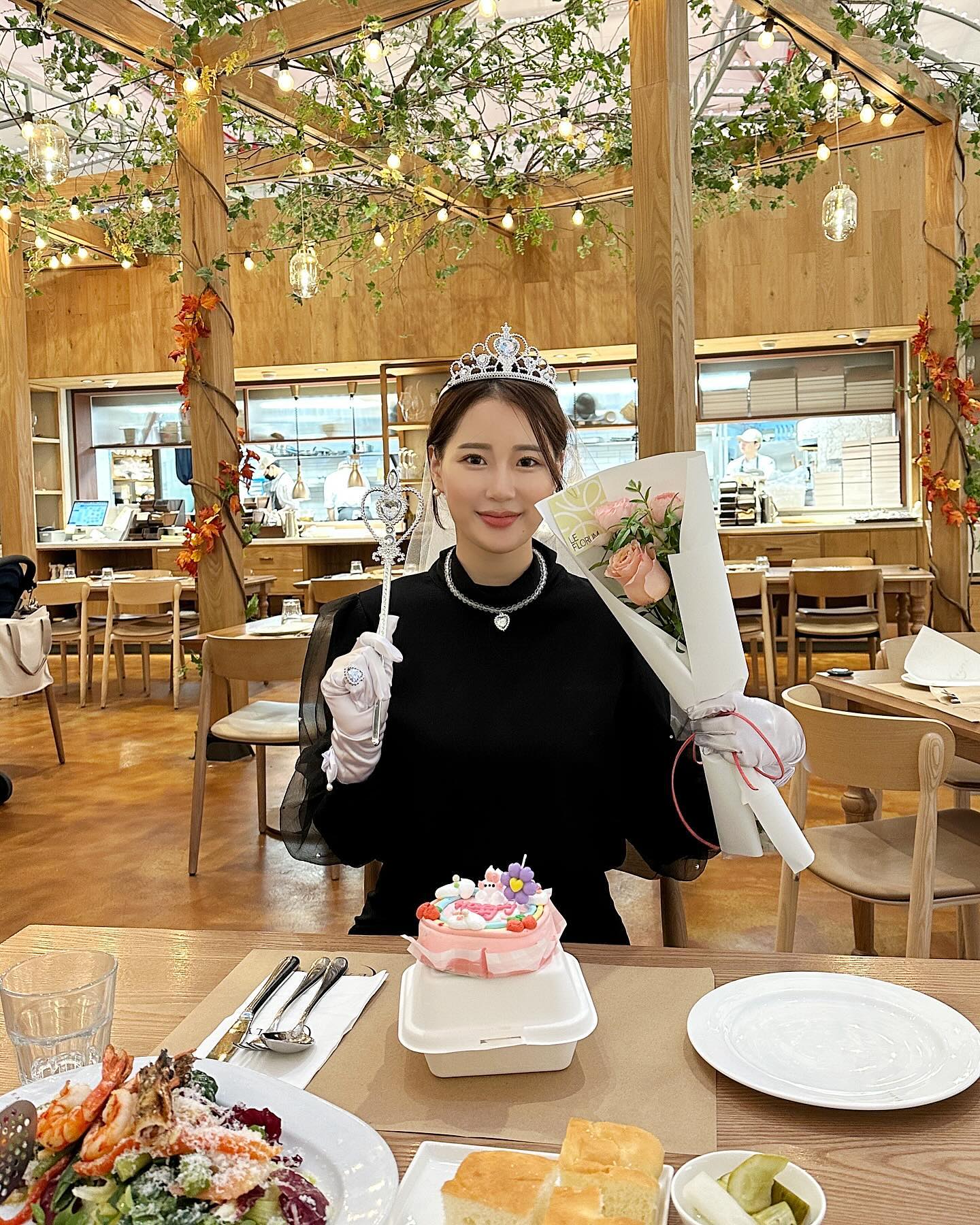2년만에 만난 것이 무색할 만큼 내 좋은 일을 자신의 일만큼 축하해주는 친구,,🤍미니 브라이덜샤워 해주는 귀여운 친구🤍
너무 고맙고 그동안 연락못했어도 못 만났어도 이해해주어 미안하고,,,💦 고마워혜지띠💕
.
.
.
.
.
#selfie #셀스타그램 #미니브라이덜샤워 #wedding #웨딩 #더현대 #더현대서울