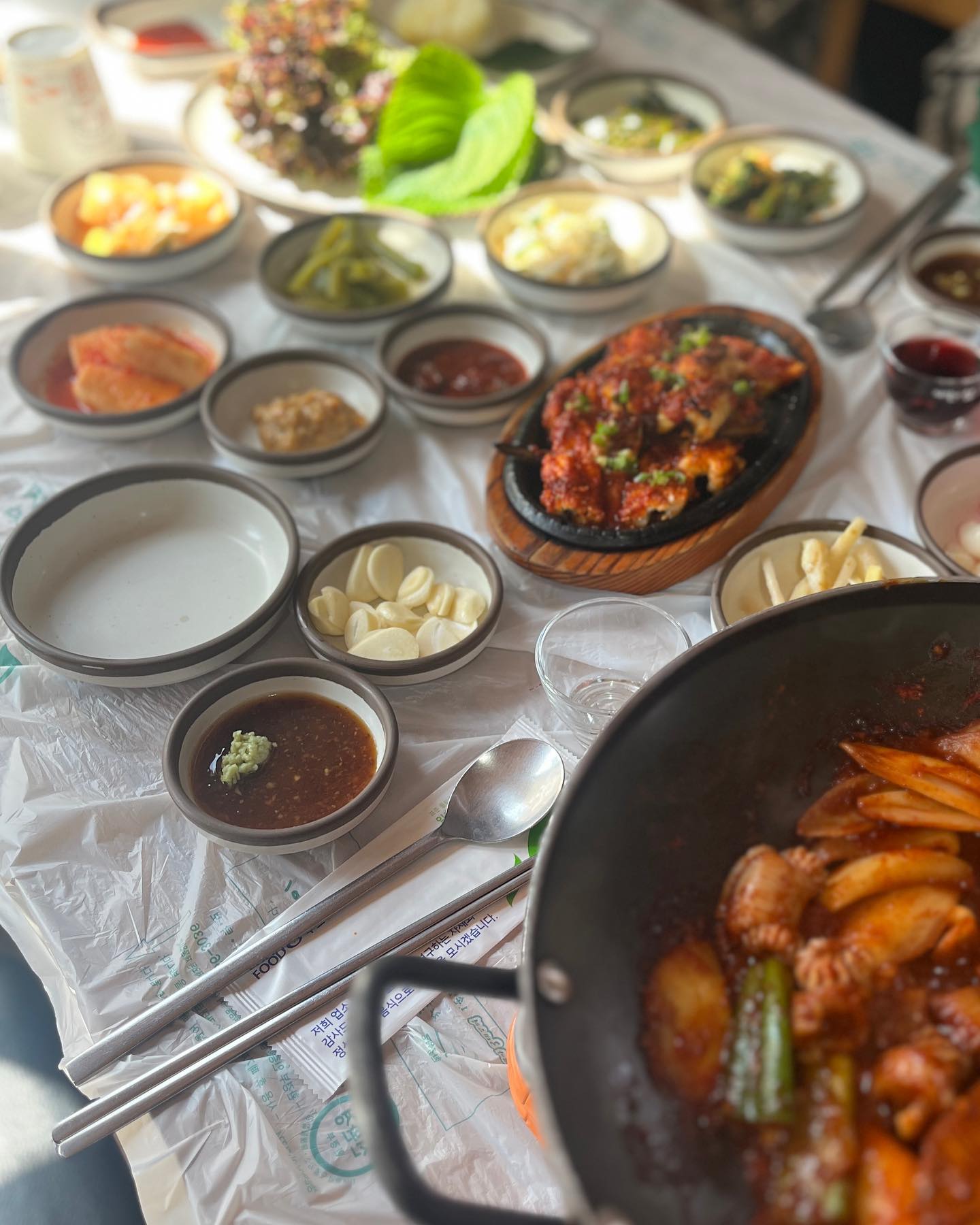 부산 기장 입소문 난 장어 맛집🔥‼️
국산 곰장어는 물론 짚불 곰장어는 100% 짚불에 사용,

짚불에 초벌 하여 맛있는 고추장 양념을 여러 번 발라낸 장어구이🤤
마무리는 볶음밥까지,,🫢🤍

📍상호:원조짚불곰장어기장외가집
📍영업:매일 10:30 - 21:00 (20:00 라스트오더)
📍주소:부산 기장군 기장읍 공수2길5-1