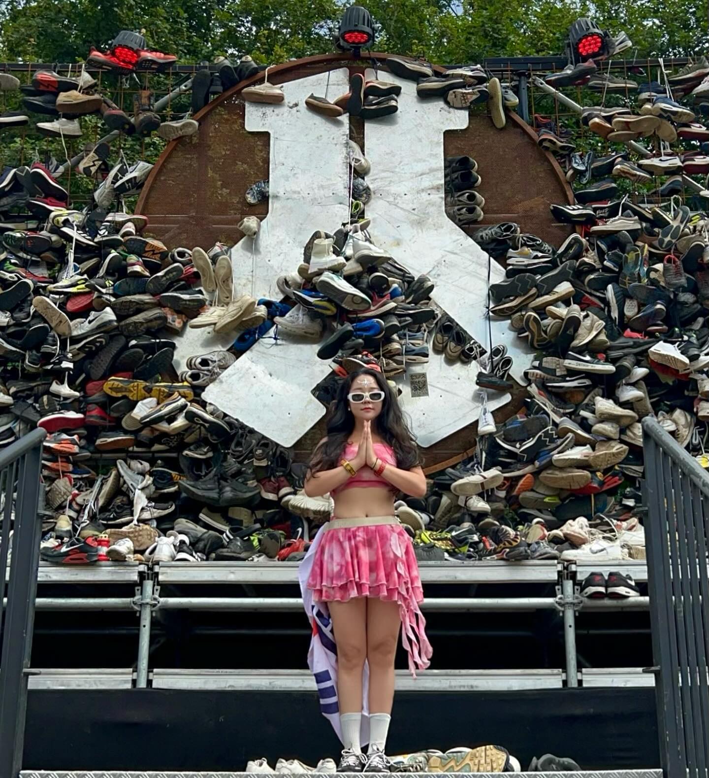 LAST DAY OF DEFQON1 🎪

눈 깜짝할 사이 4박 5일의 나의 천국이 끝나버렸다
‘In shoes we trust’ 페벌을 책임졌던 신발을 보내드리고
스피어헤드 페스티벌에서 만났던 디제이들 서프라이즈도 해주었다

매일 눈물이 났던거 같은데 마지막날은 그저 오열 또 오열,,
가장 아끼는 사람들과 보냈던 소중한 시간들 죽어도 못보내~

3일차 엔딩쇼는 10분 밖에 안됬지만
서프라이즈 ‘LEFT & RIGHT’ 모먼트 그리고 마지막 외치는 ‘DEFQON1’ 의 전율은 정말 미쳤던거 같다,,

끝난 데프콘 붙잡고 다시 시작하고 싶어 (˚ ˃̣̣̥⌓˂̣̣̥ )
데프콘은 정말 최고였고 평생 사랑일꺼야

또 올게, 데프콘 마지막까지 정말 사랑해 🫂🧡

📍defqon1 , Netherlands 🇳🇱

#DEFQON1 #WeekendWarrior #hardstylefamily #festival
#데프콘원 #페스티벌 #유럽여행 #여행스타그램