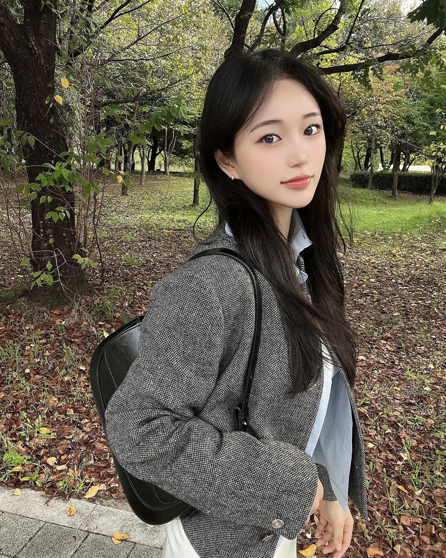 #협찬 바닥에 낙엽과 은행이 잔뜩인 걸 보니
진짜 가을이구나아🍂 
앞여밈 스티치랑 완성도 높은 디테일이 
넘 맘에 들었던 뉴 가을 자켓과 ♥
역시 편안하고 오래입을 수 있는 아이템들이 최고얌

.

#이랜드몰 #체험단 #클라비스 #clovis #가을자켓 #아우터 #숏자켓 #자켓추천 #가을자켓추천 #꾸안꾸 #코디추천 #가을코디 #가을룩북