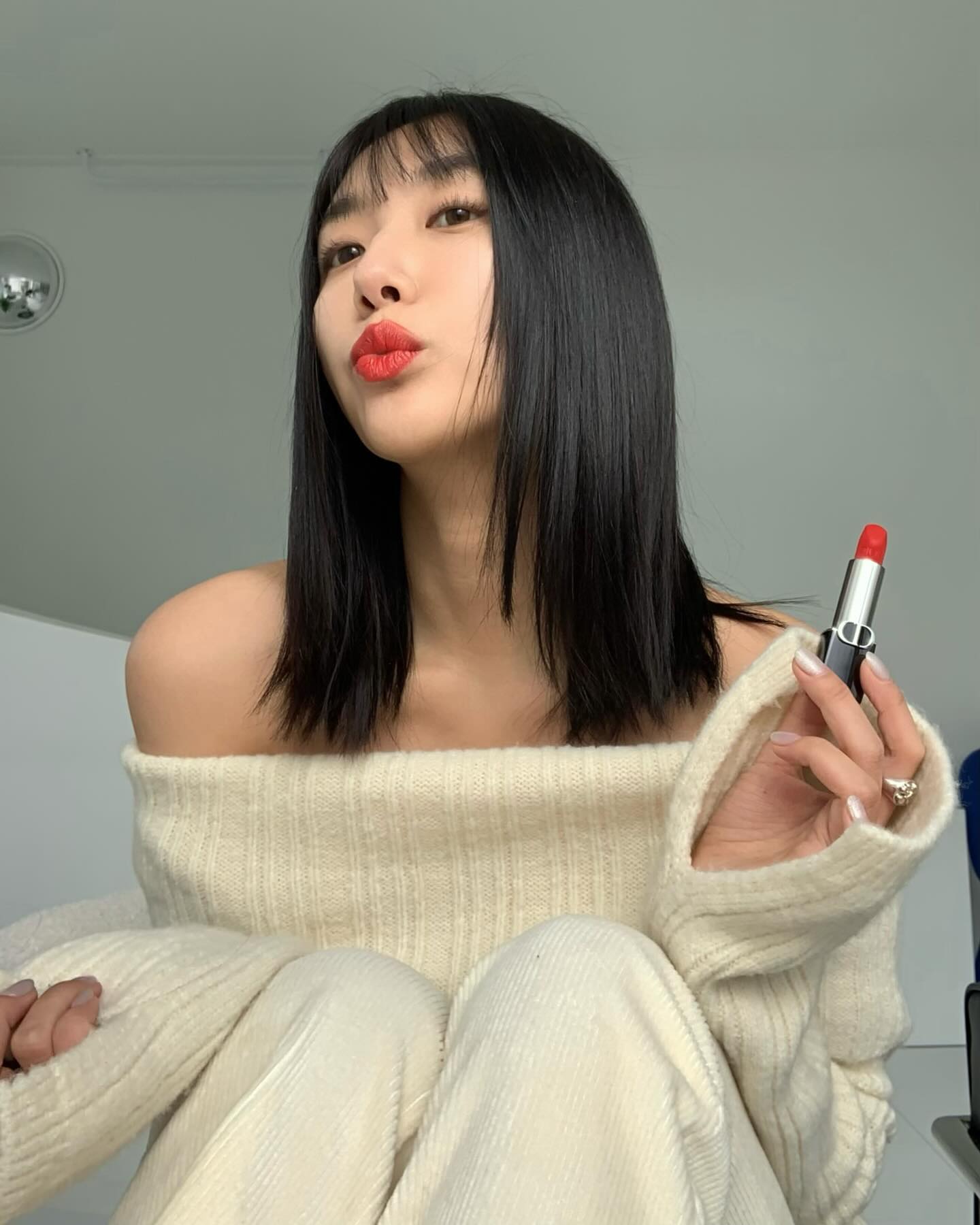 #유료광고  2024년 1월 1일 디올 립스틱이 완전히 새롭게 출시되었어요. 💄디올 꾸워르 주얼리를 연상시키는 한층 우아해진 꾸뛰르 케이스는 클래식 실버 까나쥬를 모티프했어요. 게다가 기능적으론 자유롭게 열고닫을 수 있는 마그네틱 어커니즘으로 리필까지 가능한 케이스라 아주 실용적이예요🫶 

새로운 케이스 소개와 함께 빠질 수 없는 디올 립스틱의 아름다움을 보여드리기 위해 첫번째는 ‘벨벳 999’, 두번째는 사틴 556과 함께했습니다...🤍 

#디올뷰티 #루즈디올 #디올립스틱 #립스틱추천 #신제품 #선물추천 #RougeDior