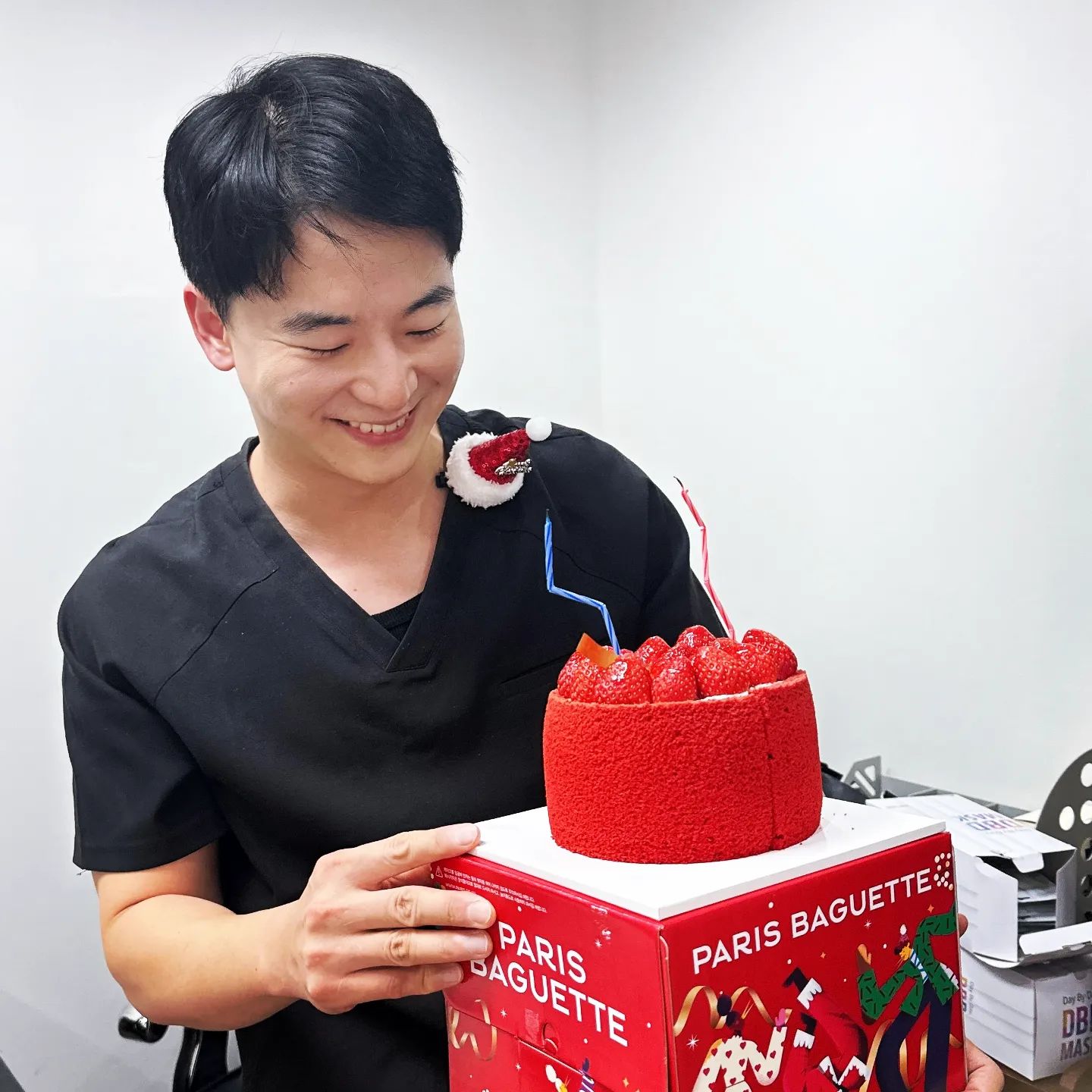 #굿바이울산
.
.
태어나서 처음으로 해본 지방생활🙂
두려움99 기대1 안고 시작한 마음가운데 너무나도 좋은 사람들과 일하고, 좋은 모임을 통해서 친구들도 만나게 되어 감사했던 2023년👋
울산에 대해서 아무것도 모르는 나에게 친절하게 알려준 병원분들과 공공이 친구들👍
(스승님을 닮아) 일할때 은근히(?) 까칠한데도 잘 받아주고,  진료준비도 열심히 해주었던 우리 7층선생님들👍
특히, 사투리어려워서 잘 이해못할때마다 해석해준 에피소드는 쌤들이 저에게 선물해준 소중한 추억상자로 남을 것 같네요🎁
인천, 광명, 울산을 매주 오가며 바빴지만
부지런히 골프도 배우고⛳️, 배드민턴도 치고🏸, 서핑도 하고🏄‍♂️ 동해안 해돋이구경도 하고☀️ 보람찬 1년이었습니다💪🏻💪🏻
아쉽게도 영남알프스는 오르지 못했네요⛰️
짧지만 또 길었던 올 1년의 아쉬움을 가지고, 이따금씩 놀러오면서 인사드리겠습니다👋
감사합니다🥰
.
.
#selfie#selca#daily#physique#travel#ootd#오오티디#운동스타그램#dailylife#여행스타그램#흔남#훈남#korean#kpop#korea#dentist#doctor#치과의사#의사스타그램#오운완#골린이#헬린이