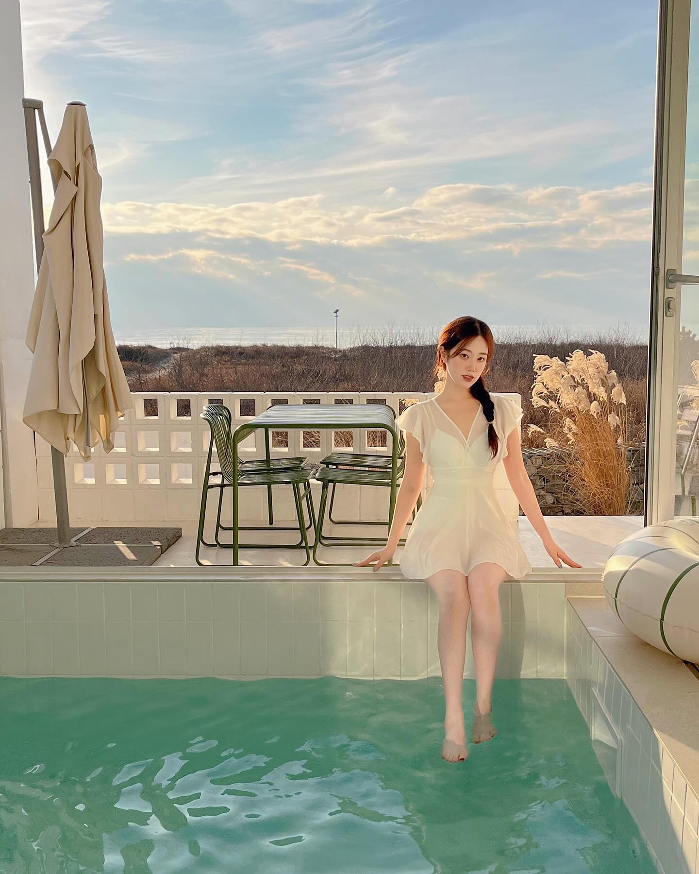 #협찬 유리아x #리틀베이풀빌라
동화속 한 장면 같은 곳🩵🌊☀️
태안 청포대 해수욕장에 있는 #구공스테이 리틀베이 풀빌라에 다녀왔어요🤍 바다와 노을이 만나는 곳으로 포토스팟 가득한 곳!✨ 뷰가 정말 미쳤죠ㅠㅠㅠㅠ 신축 풀빌라로 감각적인 인테리어에 정말 깨끗해서 넘넘 마음에 들었답니다🤭
온수풀은 거실 옆 문을 열면 바로 있는데요- 바깥쪽은 오픈 가능한 문으로 야외수영장 처럼 즐길 수 있구, 쌀쌀한 저녁엔 닫아서 따뜻하게도 즐길 수 있답니다!
-
📍구공스테이 리틀베이
littlebay_poolvilla
🏷️ 충청남도 태안군 남면 청포대길 101
🏷️ 체크인 15:00 - 체크아웃 11:00
🏷️ 침실1, 거실1, 주방1, 욕실2
🏷️ 기준2인 / 최대 4인
🏷️ 숙소 앞 주차장
🏷️ 실내 온수풀, 테라스, 바베큐장, 정수기, 전자레인지, 토스터기, 드라이기, 이솝 어메니티, TV
-
감성가득 아늑한 공간에서
예쁜 추억 남길 수 있는 리틀베이 풀빌라🩵
특히 연인과 함께 오기 정말 좋은 곳으로 넘넘 추천드려요✨
*
*
*
gugong_stay gugong_l
#감성여행 #감성숙소 #풀빌라 #풀빌라추천 #풀빌라펜션 #독채펜션 #독채풀빌라 #온수풀빌라 #신상숙소 #태안숙소 #신상풀빌라 #서해바다 #서해여행 #서해풀빌라 #가성비숙소 #여행스타그램
