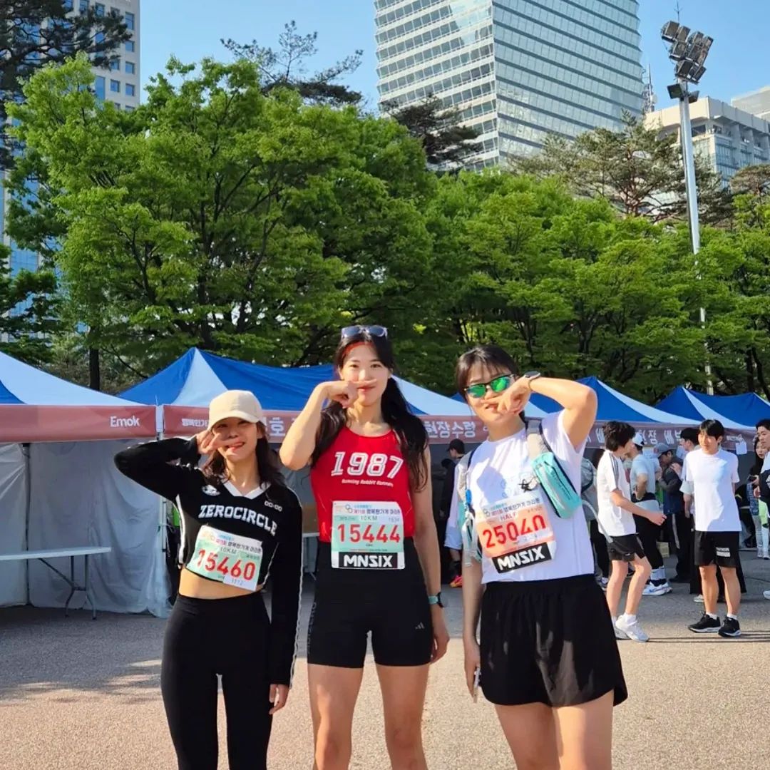 🩷 소외계층돕기 행복한 가게 마라톤 🩷

어딘가 아픈 지구가 돌려돌려 날씨 돌림판으로 4월에 30°C 더위를 선택한 날, 10km 달리기🏃‍♀️ 또 잠 못 자구 간 대회라 집에 도착해서 기절했다! 😱 짱 멋진 강철부대 박지윤, 이동규, 오요한님이 #지유니네김치 jiyuninekimchi  부스에 계셔서 박지유니(님)x김지유니x지유나온닝 j_yunida wldbsdk3 현장 인증샷! 찰칵 📸 지유니네 김치 이벤트.. 김지유니 주세요..👐🏻❤️
여자 2등한 윤아 언니두 하프 완주한 미현이두 최고 ✨️

대회 끝나구 여의나루로 찾아온 혜으니랑 피크닉두 하구, (알아볼 수 없었던 그녀의 썬캡 패션..) 혜으니가 교회까지 데려다줬다👐🏻 힐링선데이💒

#행복한가게 #행복한가게마라톤 #강철부대 #지유니네김치