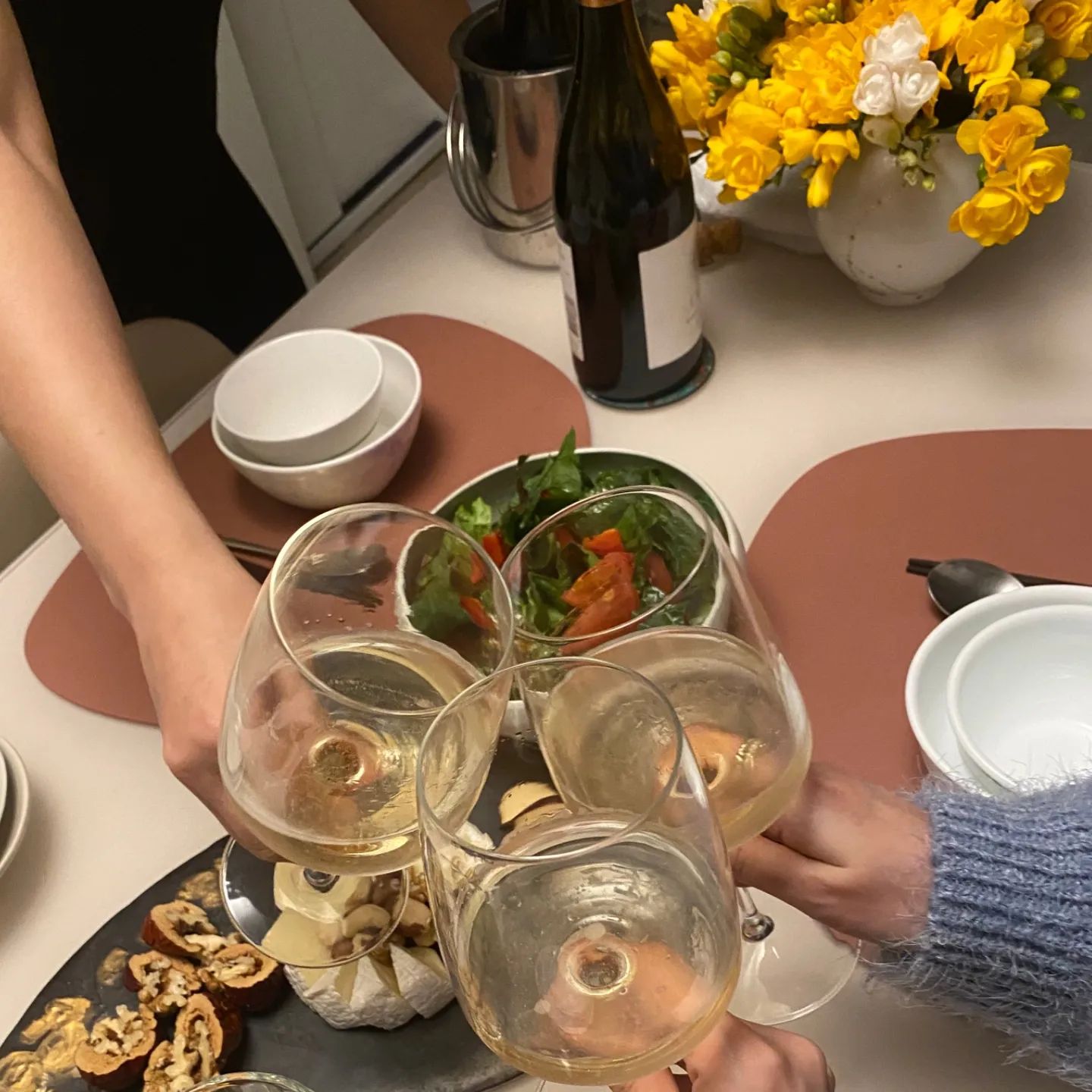 🥂
빈말을 싫어하는 편이라.. 밥한번먹어요 라고 하면 기어코 먹는다. 그런데 생각해보니 그렇게 못하고 지낸것 같아서.

기대하거나 바라는 것 없이
온기를 나눌 수 있는 관계.
그 따스함으로 살아가지

마음을 나누다보면 상대에게 기대하기도 하는데
기대가 만들어낸 실망감이 또 우울하게 만들기도 하고
안그래야지 하면서도 모가 나기도 한다
그럼 또 생각하지
안그래야지..

#아프지말자구
#집밥 #전복솥밥 #몽중헌 #삼청동 #벚꽃