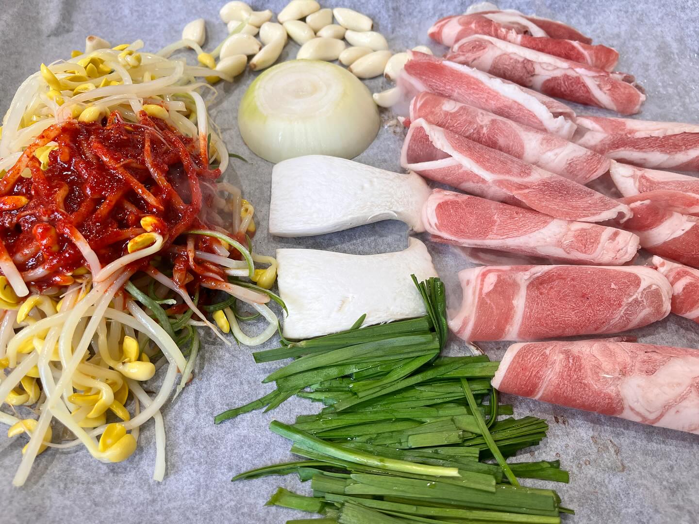 #협찬 #더차돌과천 #수제오리차돌맛집
.
가족과 나들이오면 먹기좋은 오리 차돌박이 맛집
더차돌 과천점 다녀왔어요💛
120시간 숙성한 국내산 프리미엄 생오리를 
다양한 요리로 즐길 수 있는 더차돌
.
오리차돌구이 39,000
오리된장찌개 7,000
.
넓은 구이판에 맨 위쪽에는 오리를 구워주고
가운데는 야채 맨 아래에는 콩나물을 구워줘요
자연스래 오리기름으로 구워지는 야채와 콩나물
차돌박이라 빠르게 구워져서 부지런히 
뒤집어 주세요 다구운 오리 차돌박이는
구운 야채와 함께 오리차돌박이 한점
맛나게 먹어주세요 ☺️
깻잎과 잘어울리는 오리고기 쌈 싸먹고
건강하게 한입 해요✨
깔끔 시원한 된장국에 밥 말아 먹으니
개운하고 맛있어요 👍🏻
된장국에도 오리고기가 들어가 있어 
든든한 한끼로 좋아요🫶
.
📍영업시간 화~토 11:00-21:30 (월요일 휴무)
📍경기 과천시 광창로 14
🚘주차 쾌적
.
#과천맛집 #서울랜드맛집 #과천오리고기 #선바위역맛집 #서울대공원맛집 #경마공원맛집 #과천가족외식 #숙성오리맛집