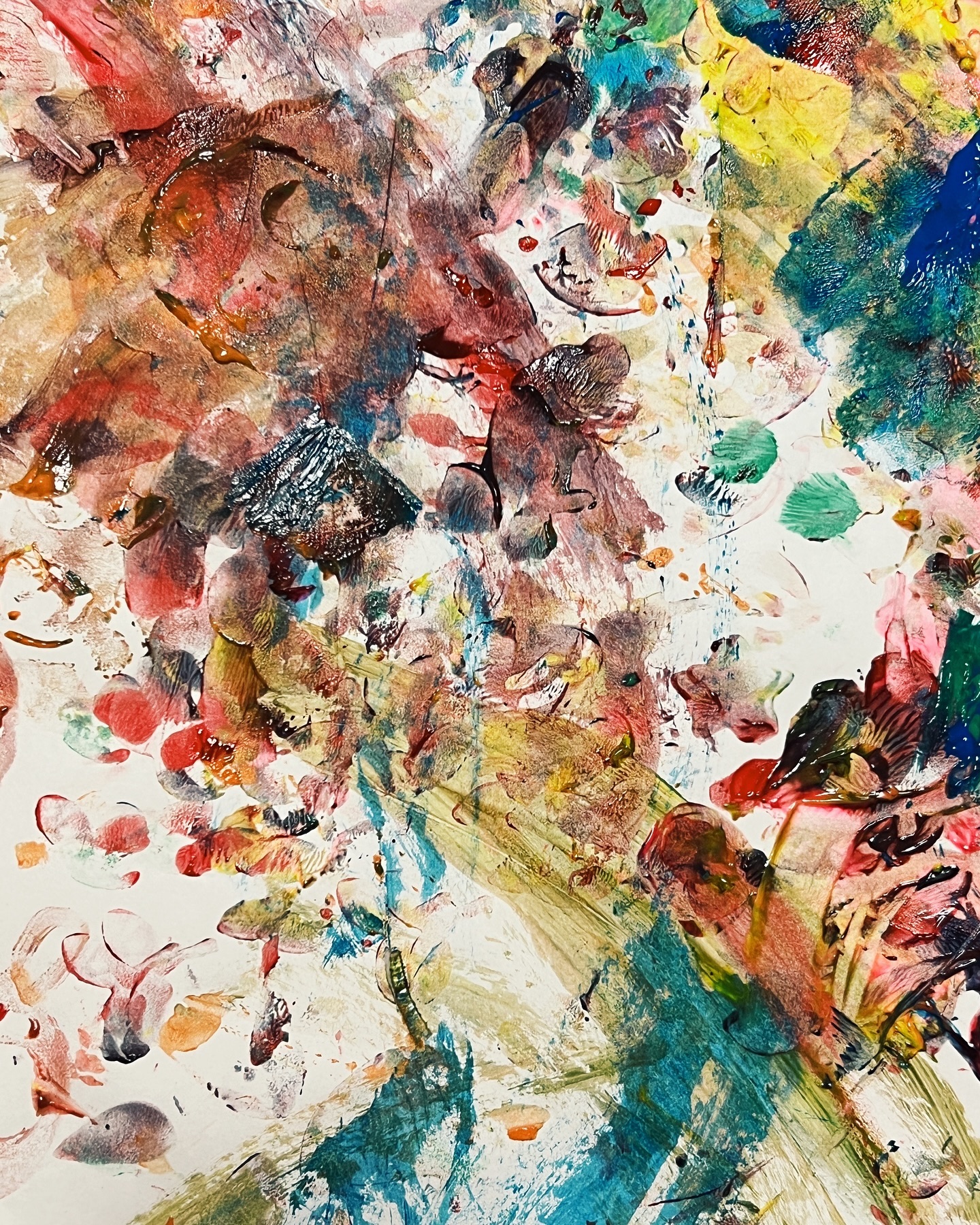 3달 전 이진이의 작품. 작품명은 ‘색깔이 많아’라고 한다. 말을 제법 잘하는 이진이는 요즘 정구 없는 추상적 질문을 많이 한다. “꿈나라는 어디 있어?”, ”마음은 어디있어?“, ”구름은 누구꺼야?“, “비는 어디서 오는거야?”, “비둘기는 왜 날아가?”, ”행복이 뭐야?” 이런 것들. 언뜻 아이다운 궁금증 같지만 곱씹을수록 대답이 어려운 삶의 정수 같은 질문들 같았다. 

“꿈나라는 이진이 마음에 있어” 
“마음은 이진이 안에 있지”
“구름은 구름 거야. 이진이가 이진이 거인 것처럼”
“비는 구름들이 모여 무거워지면 내려오는 거야”
“비둘기는 날 수 있는 날개가 있어서 떨어지는 게 두렵지 않거든”
“행복은 살아갈 수 있는 힘이야“

내가 해주었던 답이 정답도 아니고 좋은 답인지는 모르겠고 아이가 전부 이해했는지도 의문이지만, 이진이는 그렇구나~ 하며 고개를 기쁘게 끄덕였다. 때론 “글쎄 엄마도 모르겠어 이진이는 어떻게 생각해?” 라고 묻는 용기도 내어본다. 그럴 때마다 아이는 놀라운 답을 한다. 

행복은 엄마랑 아빠, 그리고 곰돌이 젤리라는 만 2세와 대화가 이리 즐거울 줄이야. 곧 있으면 대단한 언쟁도 할 기세라 무서울 정도다. 

#리아또트 #리아의육아일기 #조이진👶🏻day 
#27개월아기 #아기그림 #물감놀이
