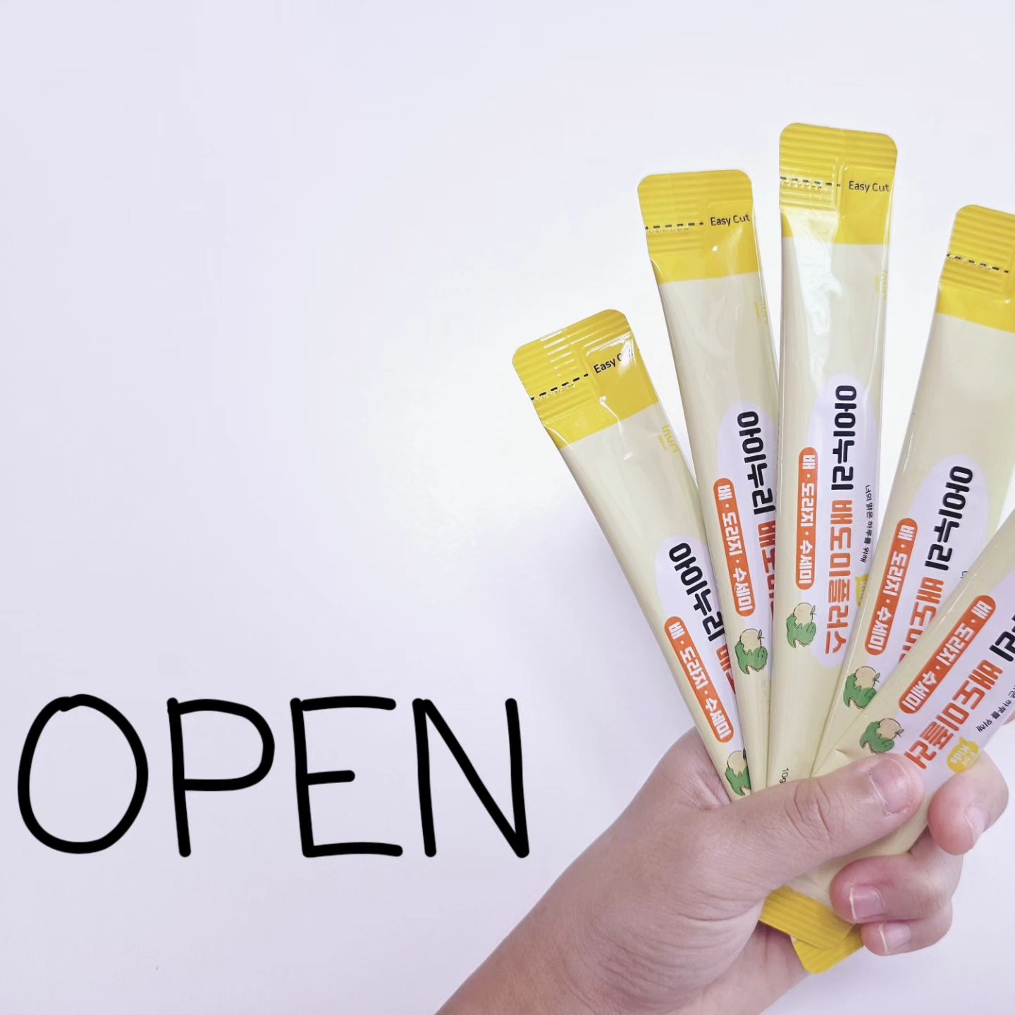 📢 𝗢𝗣𝗘𝗡
[[ 아이누리 배도미플러스 ]]
​
🌟 국내산 배, 도라지, 수세미를 사용하여
아이들이 좋아하는 맛으로 만들어진 #배도미플러스 
하루 한 포로 우리 아이의 맑고 건강한 하루를 시작🩷
​
​💡 아이누리 한의원 연구진과 함께하여 
아이누리 한의원 연구진들의 노하우를 담았답니다.
아이누리 한의원과 성분 배합 공동 개발한 배도미플러스
🔸️비타민 A가 풍부한 국산 배
🔸️사포닌이 함유된 국산 도라지
🔸️쿠르마산이 함유된 국산 수세미

소아과에서도 다빈도 상위 질환이 기관지염, 
호흡기 질환이라고 하죠. 
그만큼 기관지가 약한 아이, 비염, 알러지로 힘들어하고,
면역력이 약해져 감기를 달고 사는 아이까지 !!

📍👶건강과 면역은 우리 아이 아프기 전에 
미리미리 챙겨줘야 한답니다💛

🔻 몸에 좋은 건 모두 모두 🔻
🔹️도라지추출액
🔹️배농축액
🔹️수세미오미농축액
🔹️사양벌꿀
🔹️모과농축액
🔹️당근농축액
​🔹️빌베리농축액
🔹️사과농축액
🔹️삽주추출물
🔹️황기농축액
🔹️태추야차농축액
🔹️레몬착즙농축액

미네랄과 칼슘, 철분들도 풍부한 식품 중 하나인 도라지의 경우 
사포닌 성분이 기침과 가래에 효과적이라고 해요.
배 또한 도라지와 마찬가지로 호흡기 건강에 도움을 주며, ​
염증 배출에도 효과가 좋은 수세미는
특히나 축농증 치료에도 도움이 되는 성분이 풍부하여
한방에서 축농증 치료 약재로도 쓰여 왔다고 해요.

​
아이누리 배도미플러스는 체형을 무겁게 하는 첨가물 없이
믿고 먹일 수 있는 원재료와 해썹인증시설에서 위생까지
안전하게 만들어진 제품이랍니다​.
한 박스에 대용량 100포로 든든하게 챙겨두고 건강하게 !!
스틱형 이지컷으로 되어있어 
아이들도 힘들지 않게 뜯을 수 있고,
외출할 때 하나씩 챙기기도 편하답니다🩷

💙💙💙💙 구매
프로필상단 클릭🖱
​
#아기배도라지즙 #유아배도라지즙 #어린이배도라지즙 을
찾는 부모님들에게 추천하고싶은 수세미배즙😉👍
#아이누리 #바라커뮤니케이션 #배도라지즙 #배도라지스틱 #배도미플러스 #수세미배즙