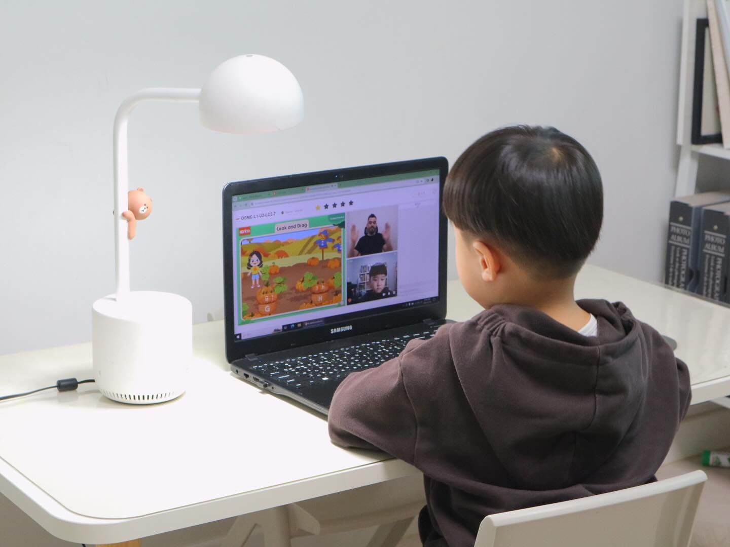 #협찬 #어린이화상영어 
.
태양이가 #VIPKid 어린이화상영어를 시작한지,
벌써 두달이 지나고 3개월차가 되었어요~~~🤗
100% 북미,캐나다선생님들이고, 커리큘럼자체가 좋아서
수업에 대해 굉장히 만족을 하고 있는데요!!!!
수업외에도 VIPKid가 영어교육에 좋은점들이 많더라구요~
.
1. 수업복습영상을 볼 수있다.
지난 수업을 다시보기로 볼 수 있는데요~~~
아이와 지난영상을 보면서 편하게 복습을 하고 있어요.
아이는 한번 배웠던 내용이고, 선생님과의 대화를 다시 들으면서
영어에 대해 한번 더 흥미를 갖게 되더라구요!!!
.
2. VIPKid 홈페이지&인스타그램에 재밌고 유익한
영어컨텐츠들이 많다~~~~
아이와 함께 볼만한 영어콘텐츠들이 많아서
영어환경노출은 물론 영어학습에도 도움이 되네요!!!
.
⭐️VIPKid 는 무료웰컴수업이 있는데요~
화상영어에 관심있다면 부담없이 한번 해보시길 추천드려요!!!
홈페이지 가입하실때 , #추천인코드 4YLR88086 를 입력하시면,
웰컴수업 완료시 3천원할인권, 8강이상 수업권 결제시 2만원할인권을
받으실수도 있으니까요~~~ 추천인코드 꼭 입력하고 혜택받기⭐️
.
#영어홈스쿨링 #유아화상영어 #초등화상영어 #국제학교 #브이아이피키드 #화상영어추천  #어린이영어 #영어스타그램