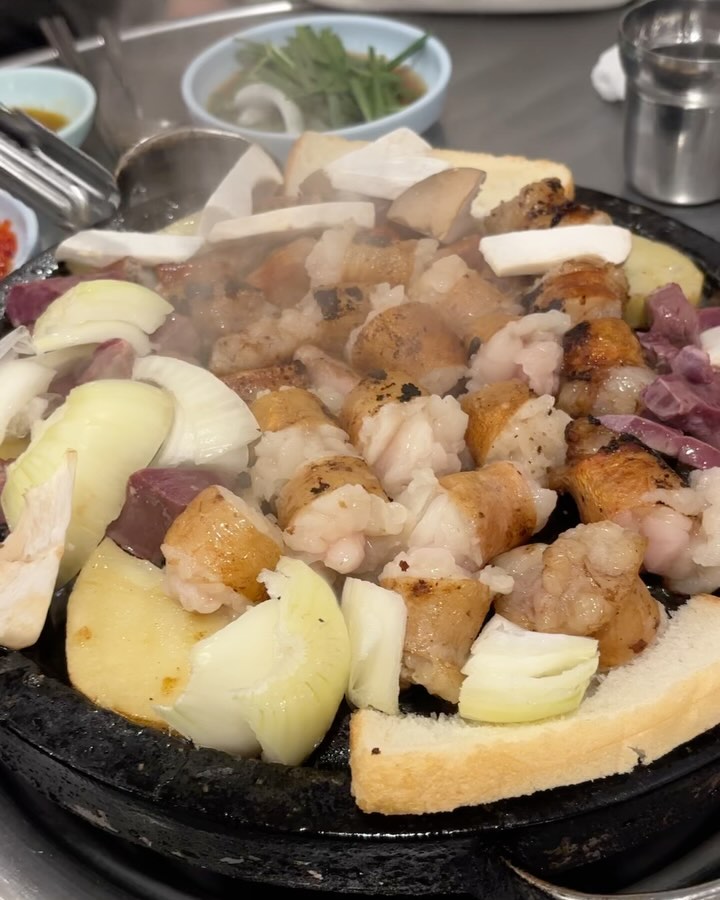 #협찬 부평 황소 곱창구이
20년동안 한결같은 맛으로 꾸준히 사랑받고 있는 맛집인 황소곱창구이 집에 다녀왔어요!! 
제가 시켜 먹은 메뉴는⁉️
-대창 2인분+곱창 1인분 +볶음밥2인분
처음 가시는 분들은 모듬구이를 시켜 드시는 걸 추천 드립니다!!
오랜만에 대창이 너무 땡겼는데 황소 곱창구이가 부평에서 유명하더라구요 
사장님도 친절하시고 밑반찬도 깔끔하고 선짓국 주시는데 진짜 맛있었어요
야들 야들 한 곱창과 대창을 드셔 보시면 사장님의 20 년 내공 이 느껴지는
맛이였어요 먹으면서 테이블 청소 하시는데 토치를쓰셔서 닦으시는데 
왠지 테이블이 기름때 하나없이 깔끔하더라구요 위생에 신경 많이쓰시는것같아요 메인메뉴먹고 볶음밥 시켰는데 진짜 메뉴들이 소주 딱 땡기는 맛이에여 ㅠㅠ 다음에는 차 놓고 술이랑 먹으러 갈게요🩷
넘나 맛있는것 ㅎㅎ 요집 부평구 원탑입니당

-위치
📌인천광역시 부평구 동수천로 132 부개빌딩 1층12호
📌주차가능⭕️

#인천곱창맛집 #부평곱창 #부개곱창 #황소곱창구이 #인천맛집 #인첫핫플레이스 #노포맛집 #인천노포 #디너의여왕