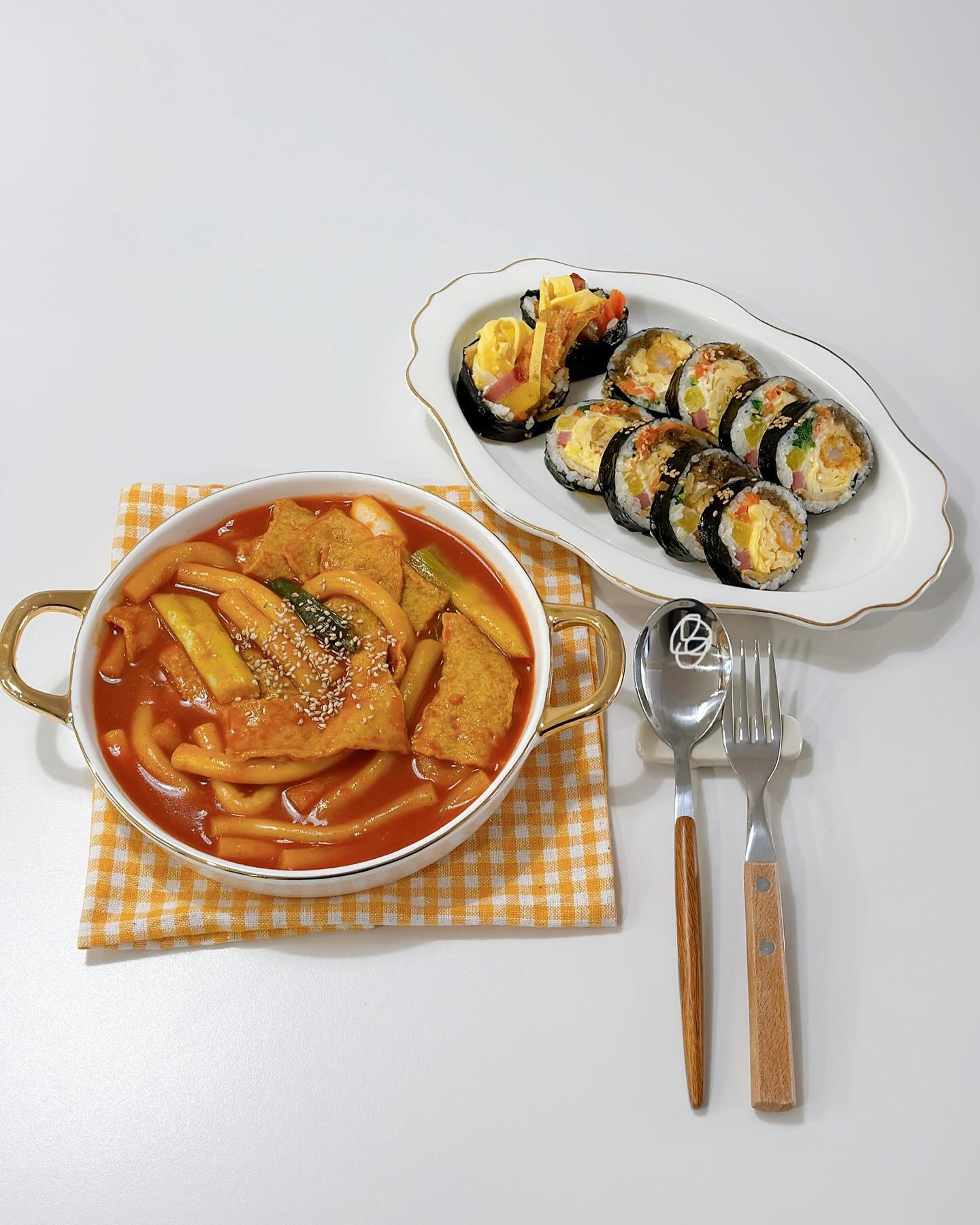 주말에 늦잠자고 아점은 간단하게 #떡볶이 먹었어요‼️

얼마전에 피드 올렸던 로시마켓 하뚜핫뚜떡볶이♥️

밀키트로 간편하게 만들어 먹었던 떡볶인데 
너무 맛있어서 또 먹었어요 
떡볶이 5분 아니 넉넉하게 10분이면 만듭니다!✌🏻
 
쫀득하고 길다란 떡에 부산어묵으로 구성된 떡볶이

📌매운거 좋아하시는분들 진짜 완전 추천해요!
매운양념장 조금만 넣어도 맛이 확 달라지는데 더 맛있어요

저는 맵찔인데 맵기를 내맘대로 조절할 수 있어서 
그날 기분에 따라 맵기를 조절해서 먹어요ㅎㅎ

오늘은 물을 넉넉하게 넣어서 국물떡볶이 느낌으로 만들어 
양념에 김밥 찍어 먹었습니다

둘이서 먹기에 넉넉한 양이라 당면, 라면 사리넣어 먹으면 
배부르게 먹을 수 있어요👍🏻
 
 
._.