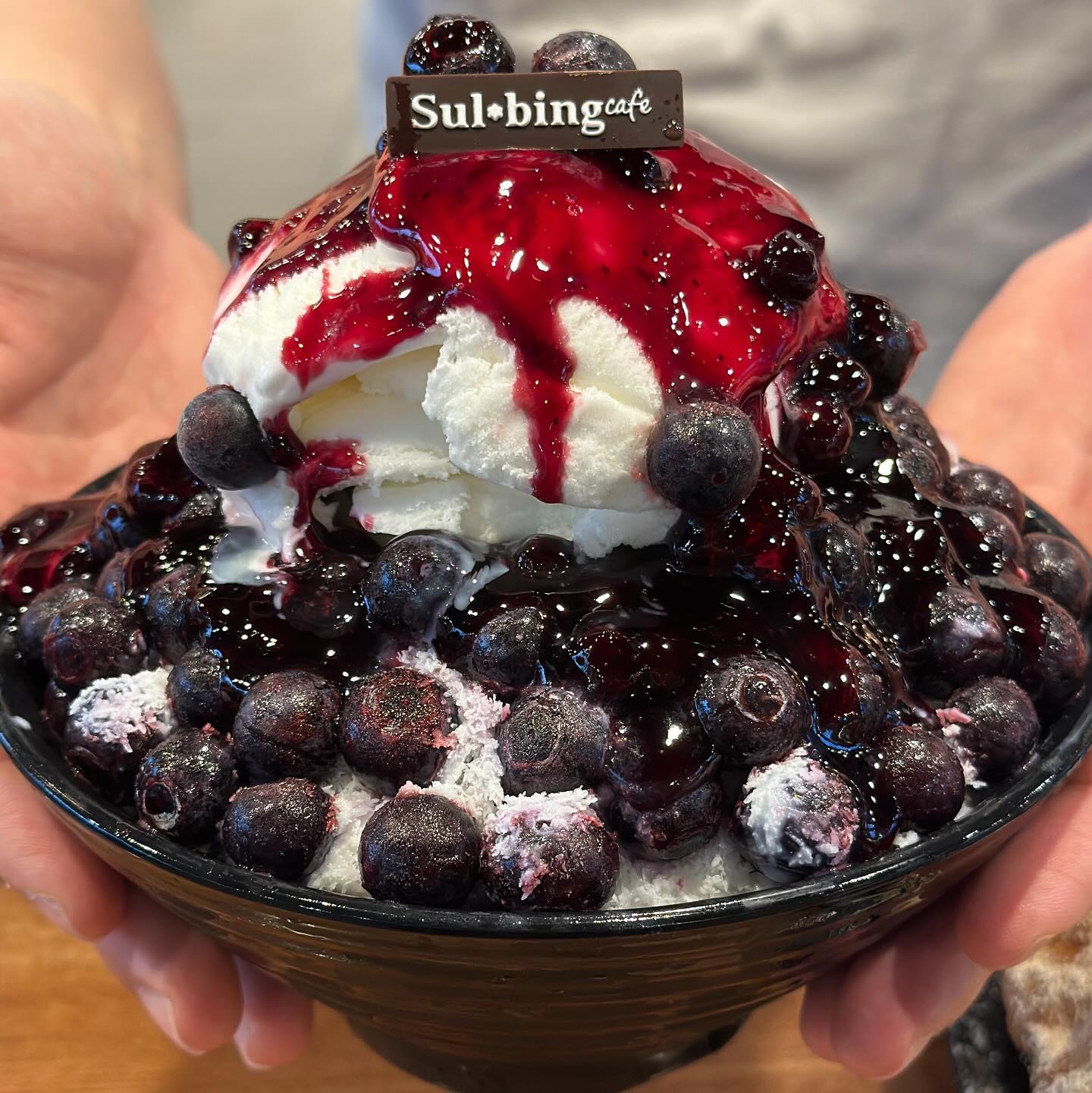 #광고 sulbing.official
[설빙/ #순수요거블루베리설빙]
한가득 담아낸 블루베리와 상큼한 요거트아이스크림!
🩵순수요거블루베리설빙 출시!🩵
⠀
⠀
🏷️ 순수요거블루베리설빙 13.9, 블루베리요거트스무디 5.8, 츄러스 (바바리안/딥초코) 2.9, 인절미크로플 3.9
⠀
⠀
눈꽃처럼 부드러운 우유얼음,
탱글탱글한 블루베리,
사르르 녹는 요거트 아이스크림,
상큼 달달한 설빙 신메뉴!
순수요거블루베리설빙 🍧🫐
⠀
바삭한 시리얼까지 더해져
식감까지 잡은 디저트천재 설빙!
⠀
겹겹이 쌓은 요거트 아이스크림과
그릇 가득 담긴 블루베리 한스푼 뜨면?!
블루베리 소스가 막 흘러내려요😵‍💫💫
여기에 연유까지 뿌려주면! 더 달콤하지요😉
⠀
⠀
새콤한 요거트에 블루베리의 달콤함을 담아낸
블루베리요거트스무디,
버터풍미가 가득 느껴지는 크로플,
바삭하고 쫄깃한 츄러스까지! 👏🏼👏🏼
음료와 사이드메뉴까지 잘하는 설빙!!
⠀
올 여름 신메뉴 순수요거블루베리설빙과 함께해요 🫐🫐🫐
⠀
⠀
#설빙
#설빙신메뉴
#설빙빙수
#빙수맛집
#블루베리빙수
#설빙추천
#빙수추천
#빙수스타그램
#강남역빙수
#강남디저트카페
#디저트맛집
#디저트추천
⠀
⠀
⠀